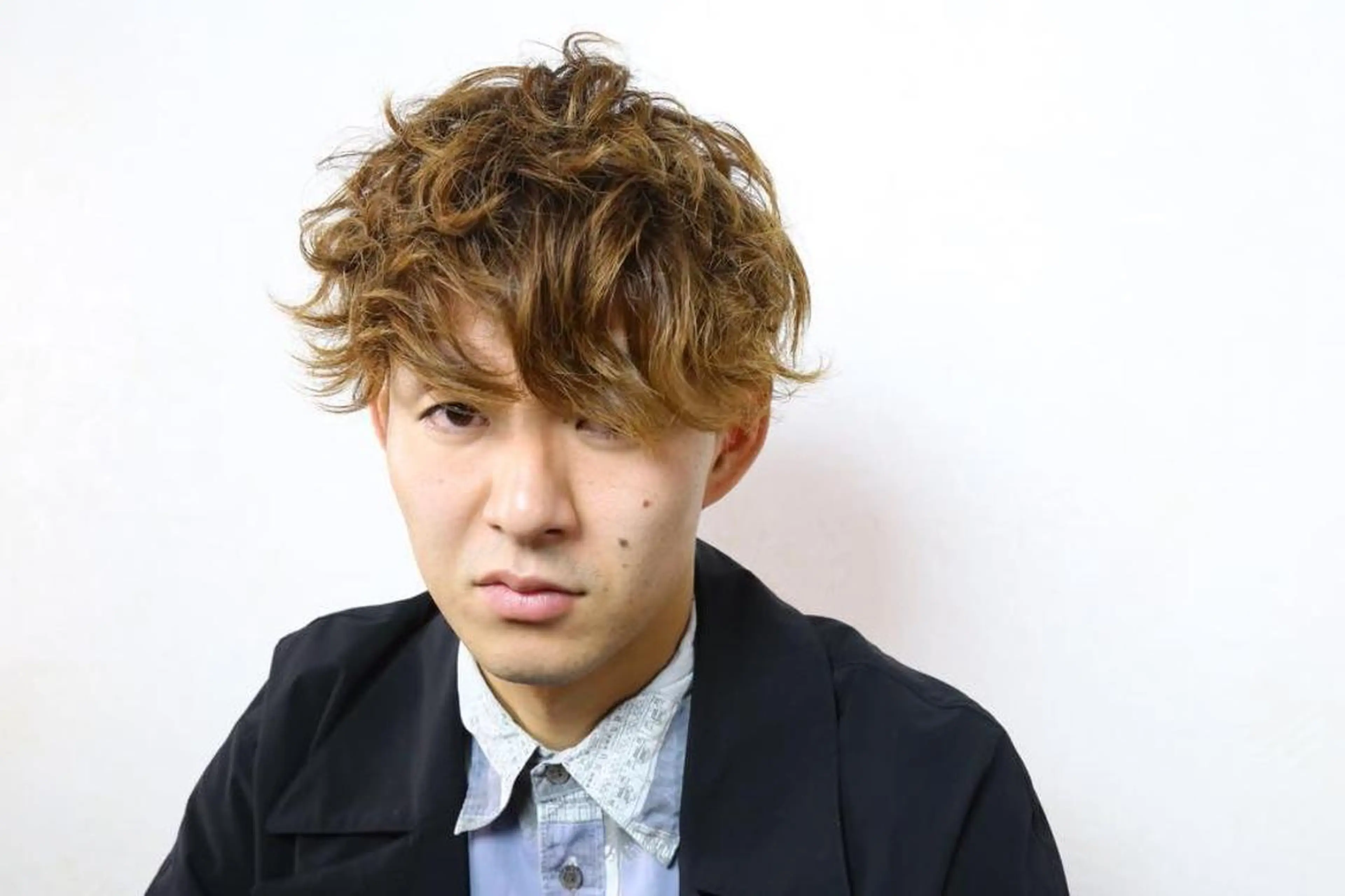 ショート カラー パーマ メンズ マッシュ メンズパーマ 刈り上げ 外ハネヘア Vir by browのヘアスタイル