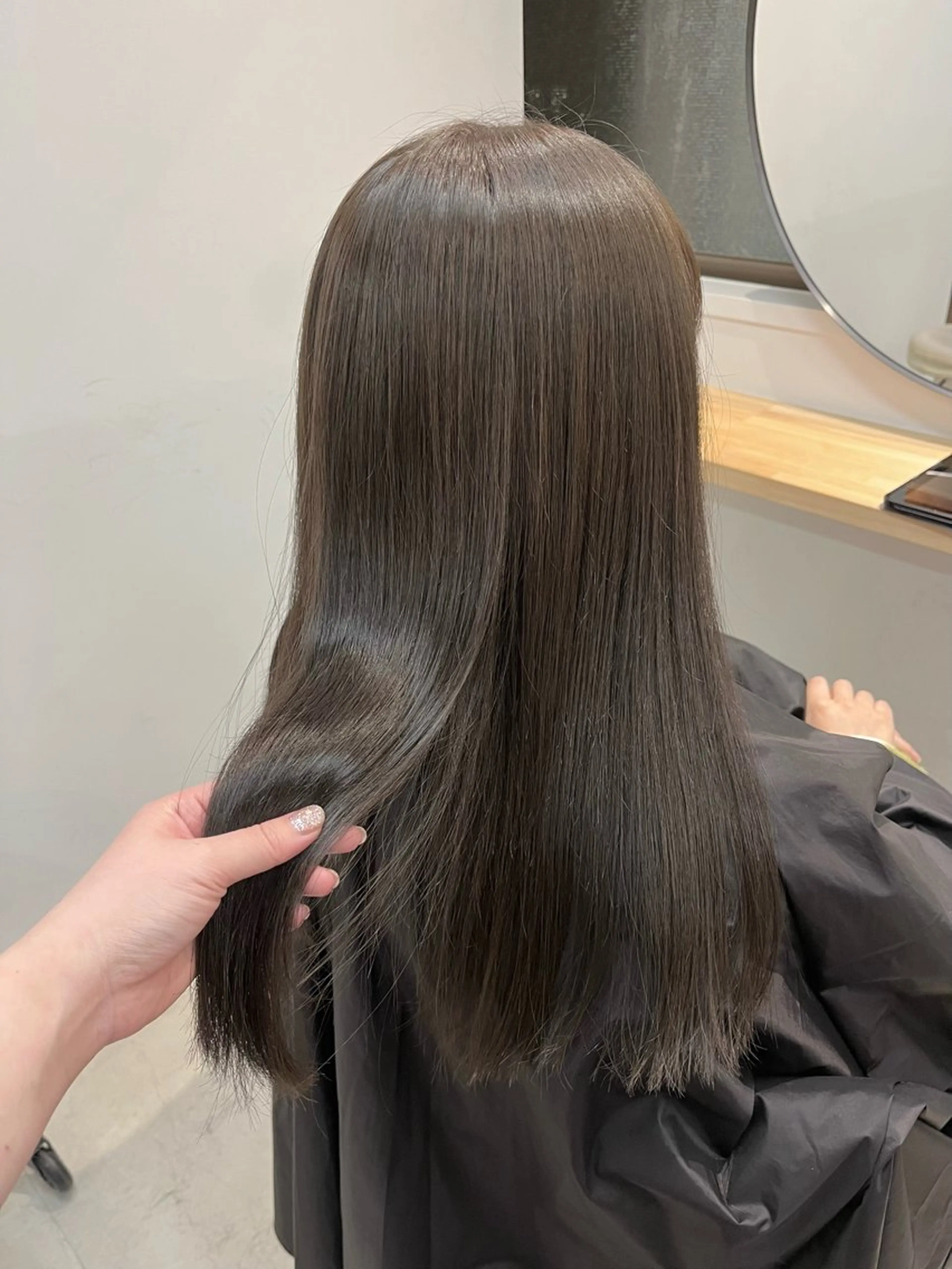 ロング カラー アディクシーカラー グレージュ オリーブグレージュ オリーブグレー カット ヘアカラー トリートメント ブリーチなしカラー ダブルカラーエクステのヘアスタイル