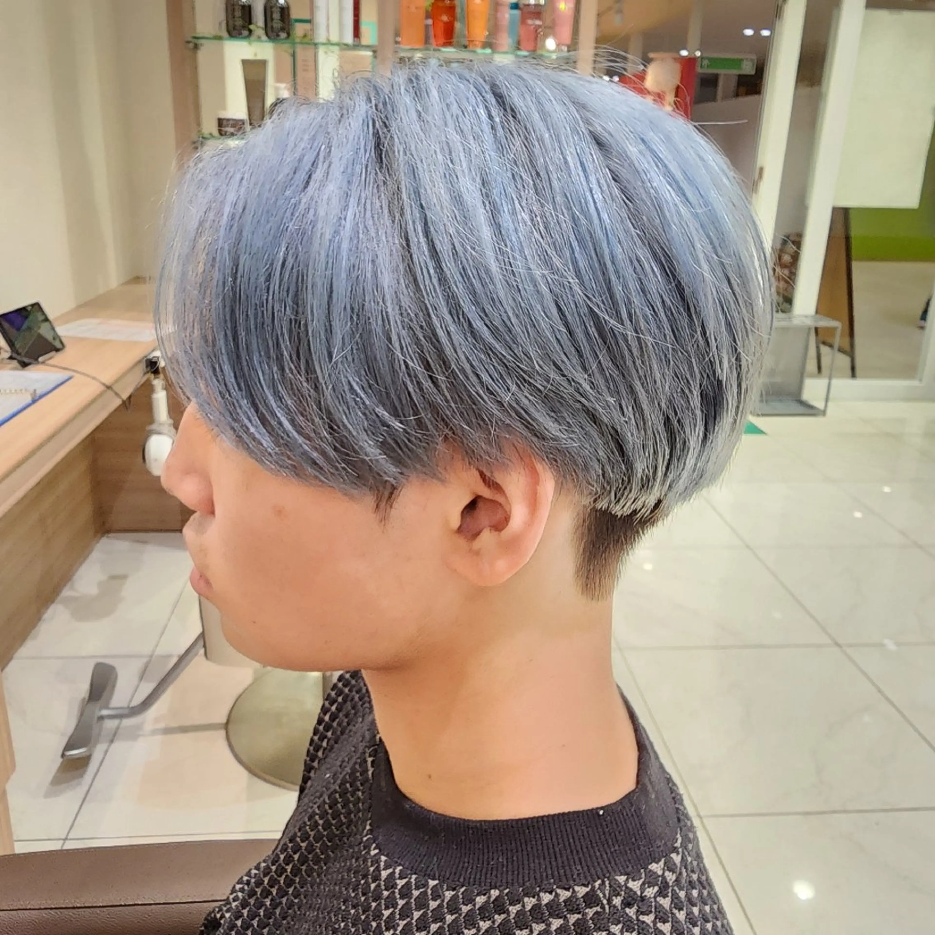 ショート カラー ブリーチ ブルーカラー シルバー 髪質改善 中村 和貴のヘアスタイル