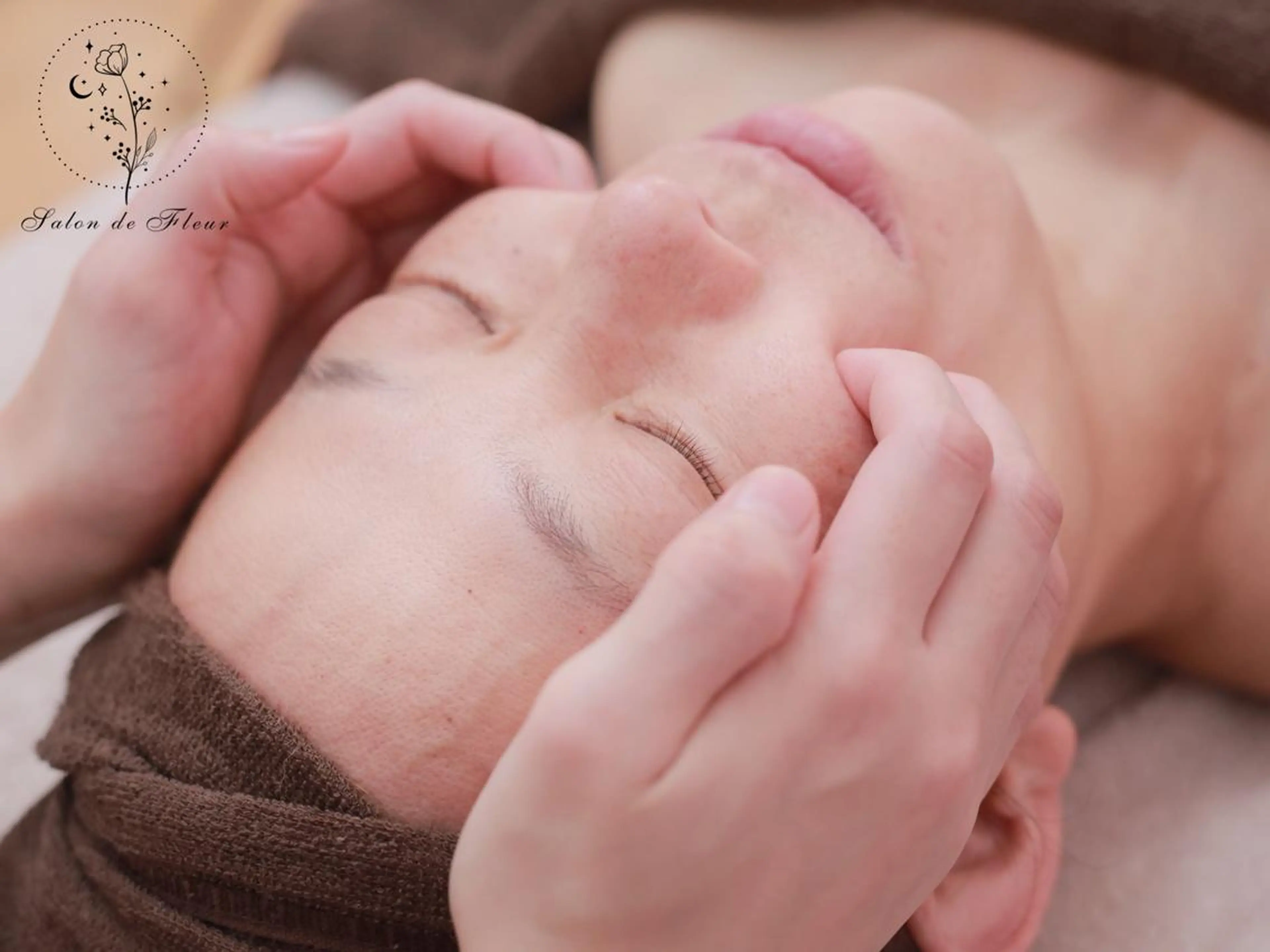 小顔×首肩こりに◎オールハンドフェイシャルエステ☆シートパック付き 〈レディース〉¥9800→の写真