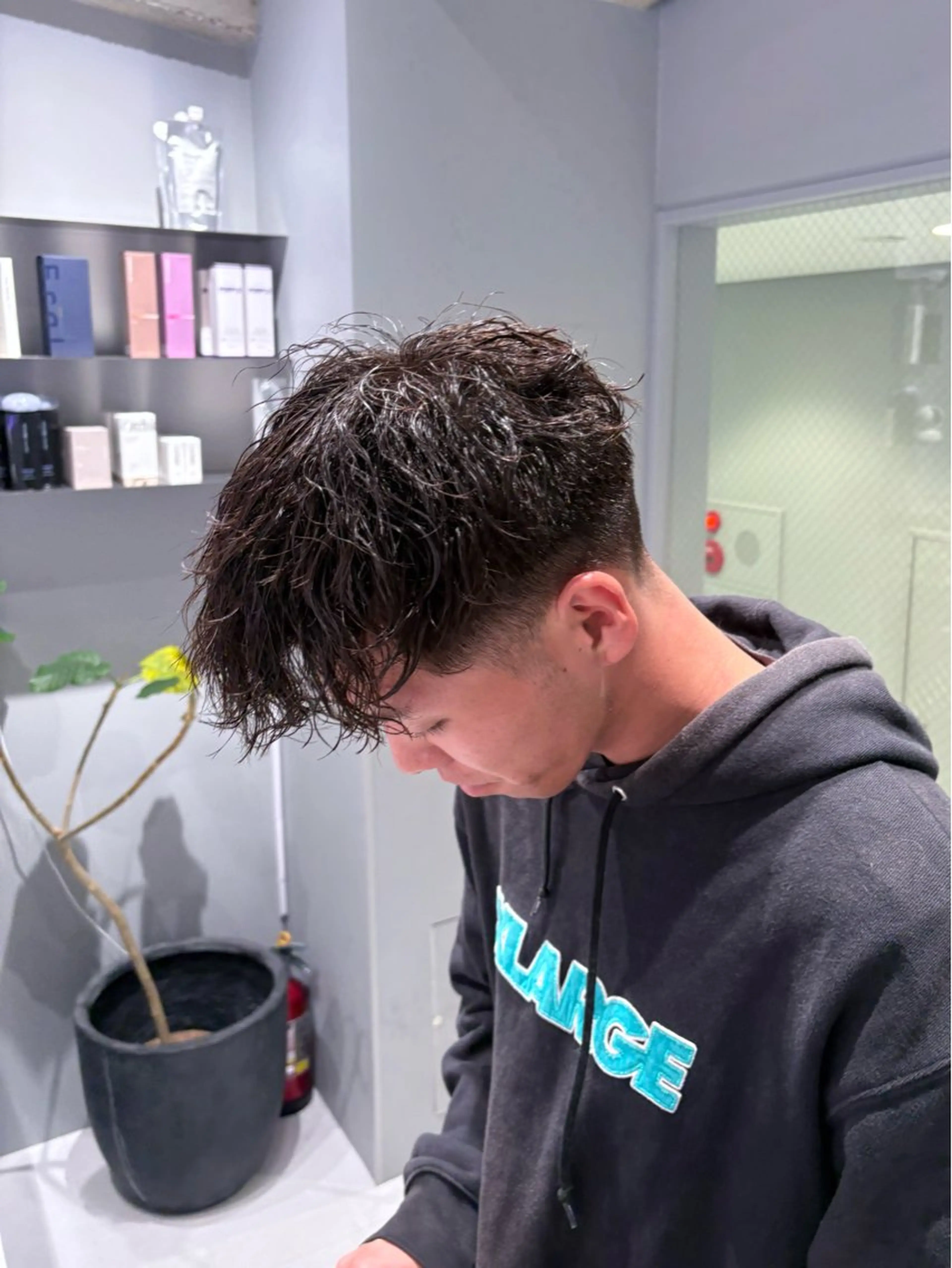 ショート パーマ メンズ メンズパーマ カット パーマ 菜々🫧新宿 透明感ケアブリーチのヘアスタイル