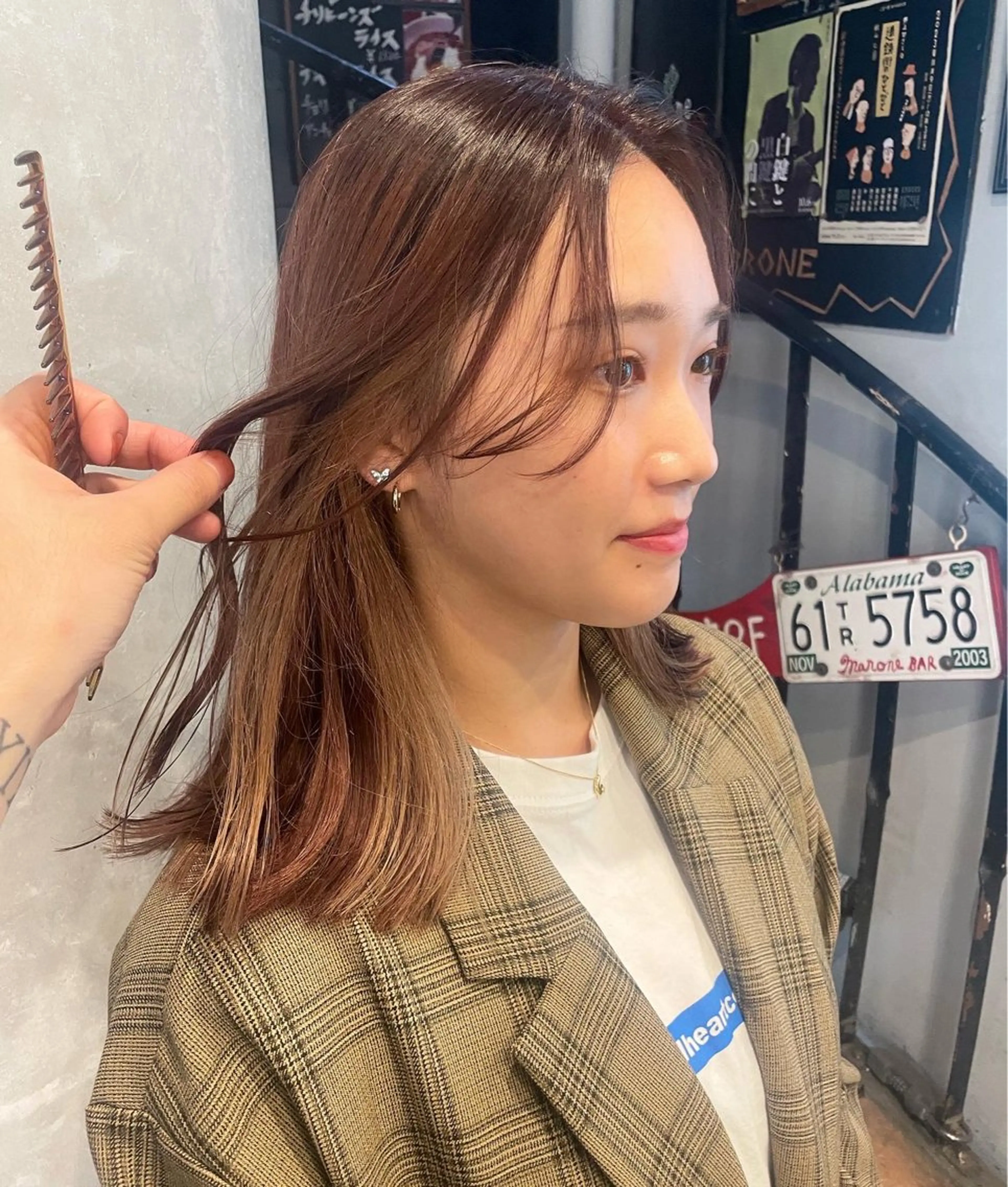 ショート カラー ベージュカラー イヤリングカラー ミルクティーベージュ カット ヘアカラー トリートメント ケアブリーチ/ エクステ/レイヤーのヘアスタイル