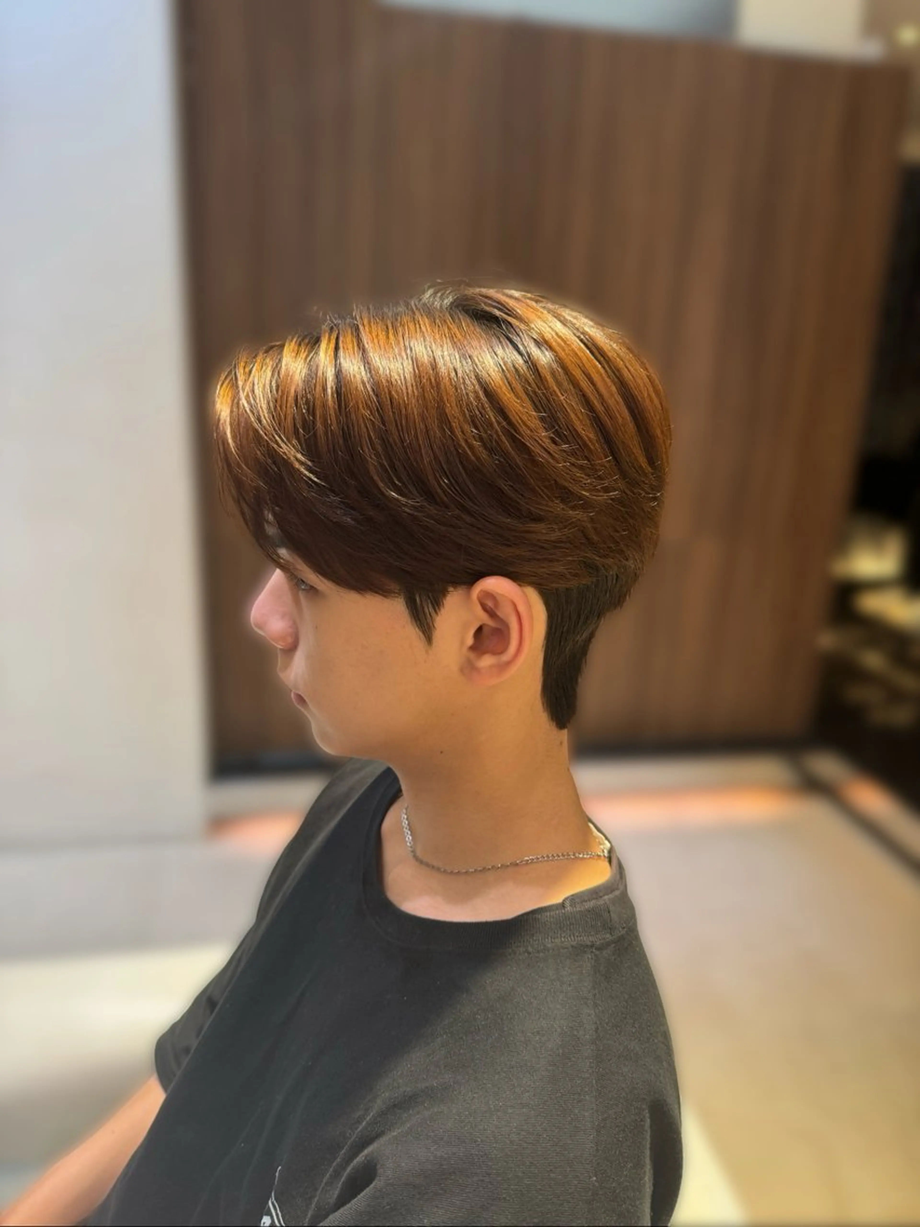 ショート カラー パーマ メンズ センターパート コンマヘア ダウンパーマ カルマパーマ メンズ韓国風 YUKI🇰🇷 カルマ／ダウンパーマのヘアスタイル