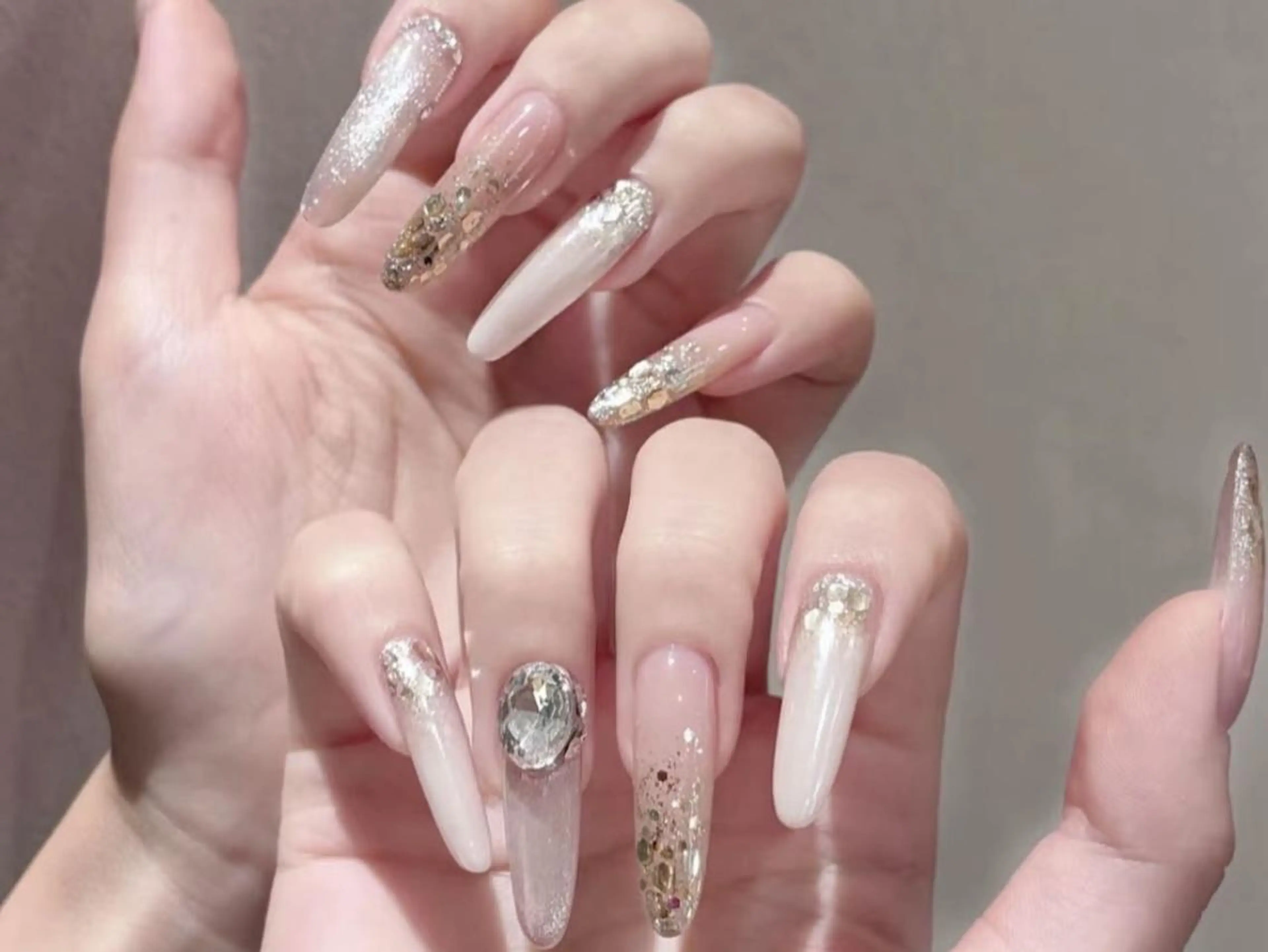 ネイル ガーリー グラデーション ロングネイル ピンク ストーンネイル ハンドネイル ハンドケア ✌🏻Kiiko ～のネイルデザイン