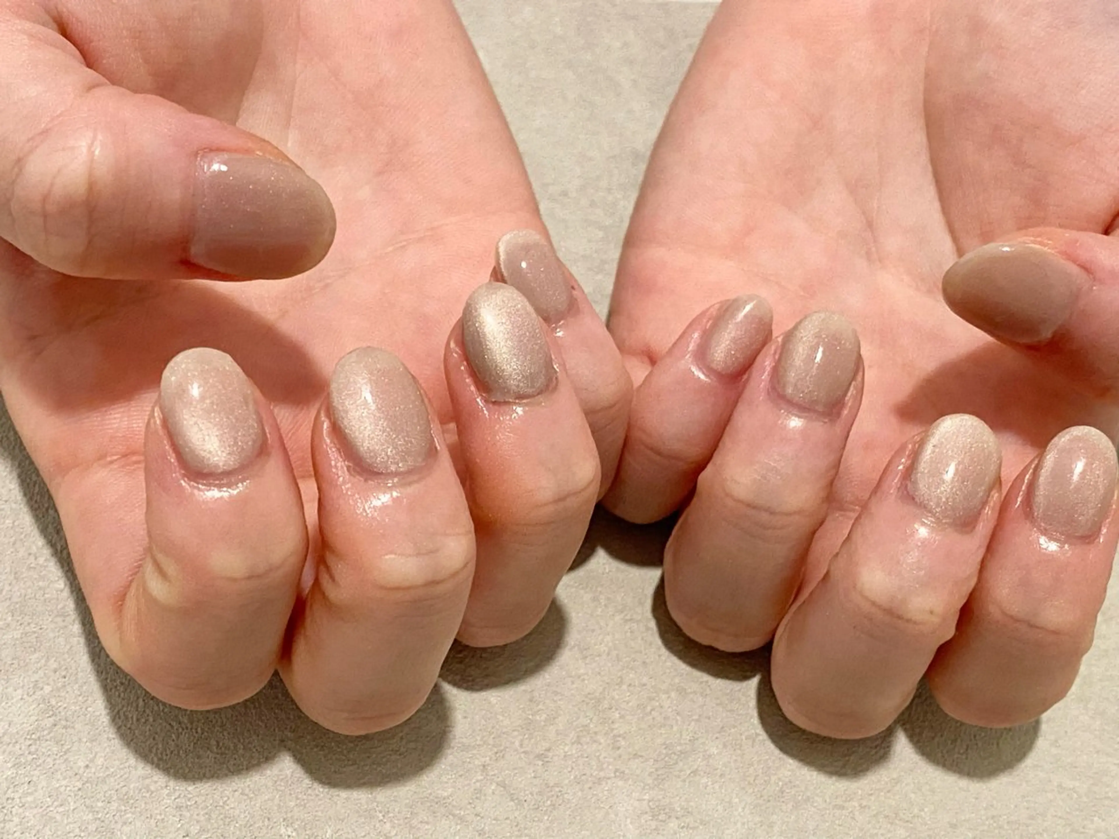 ネイル マグネットネイル ピンク ピンクベージュ ハンドネイル ハンドケア nail salon swaddle 🪽のネイルデザイン