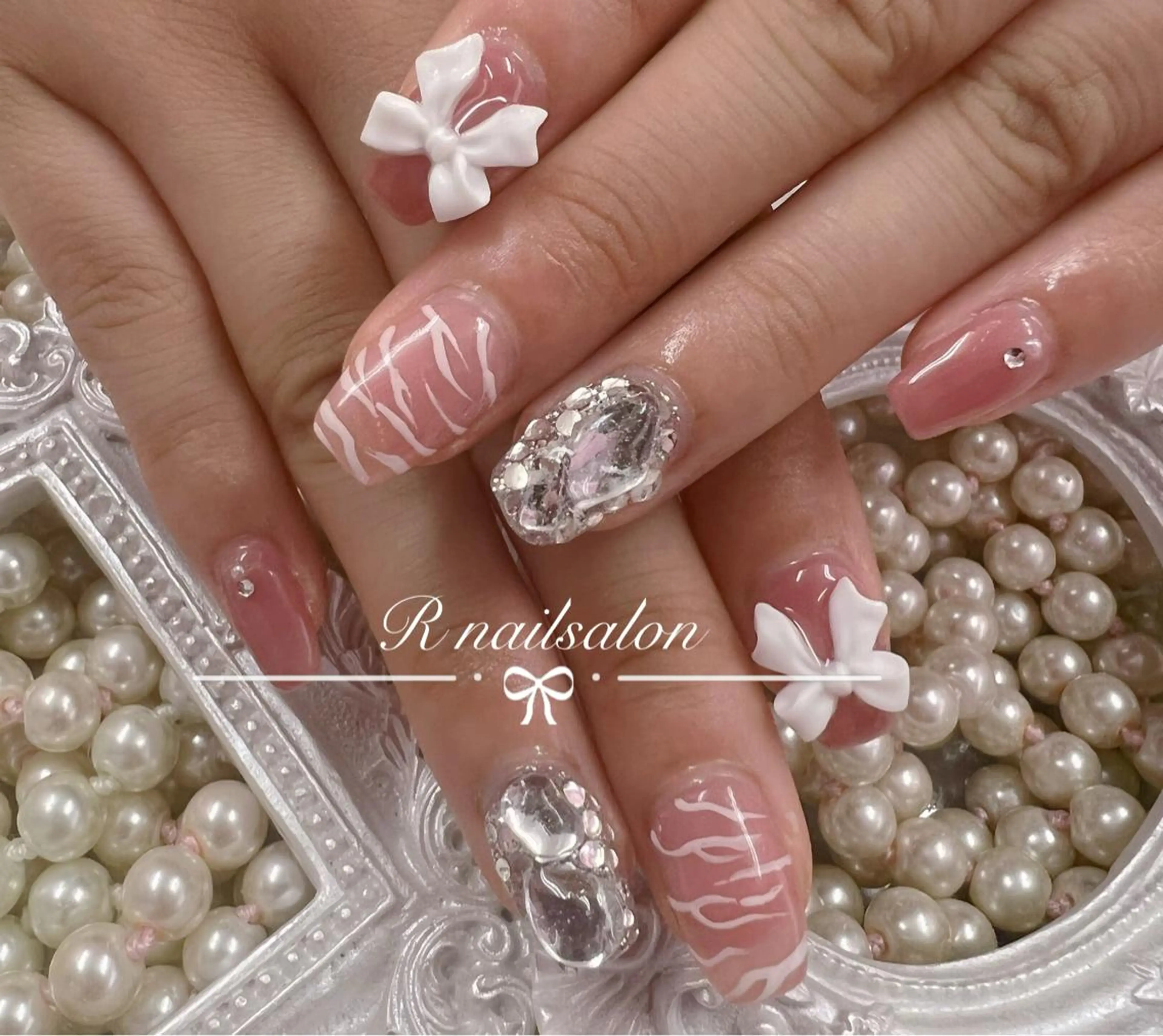 ミディアム R NAILSALONのネイルデザイン