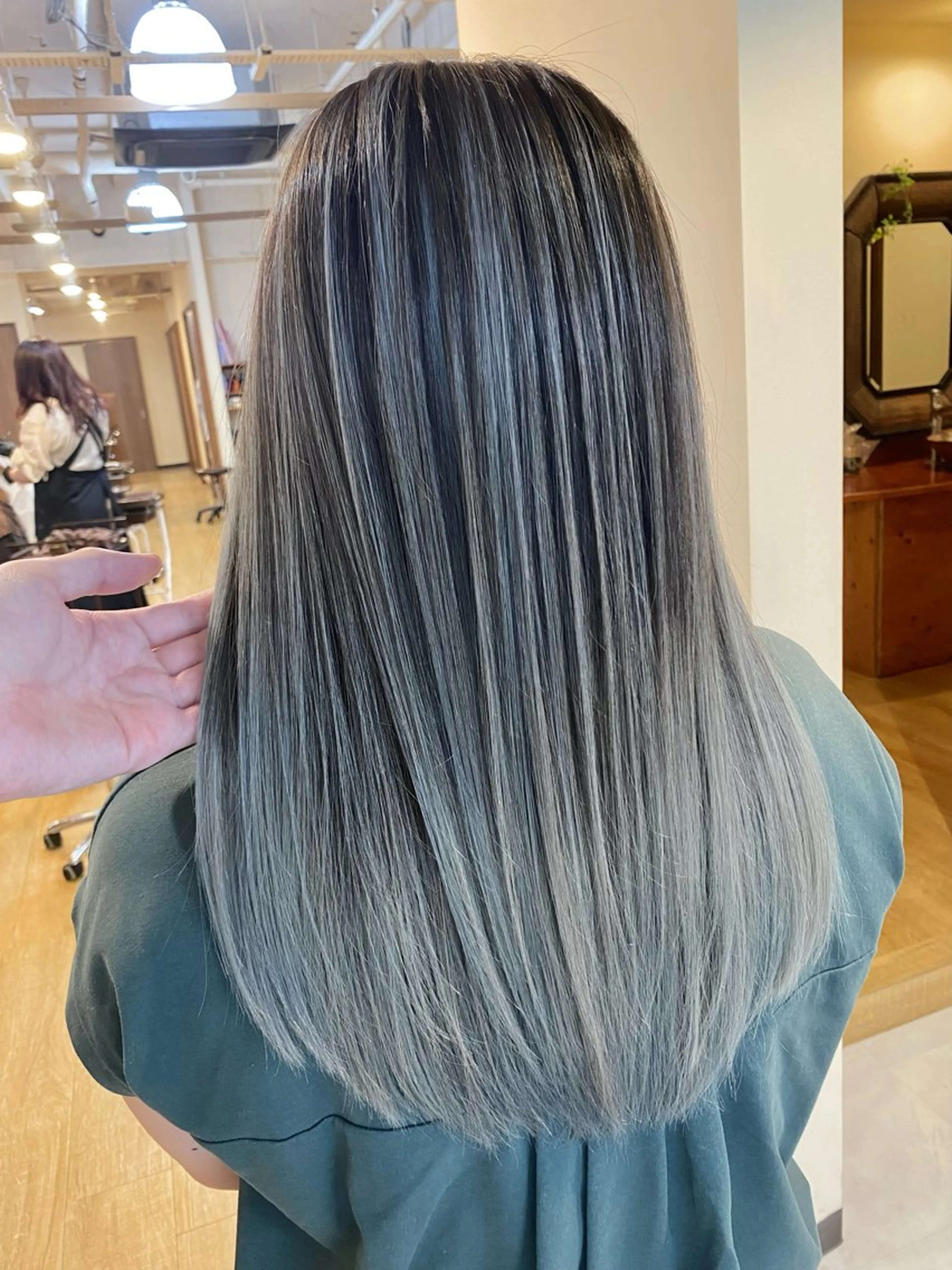 セミロング レイヤーカット 白髪ぼかし バレイヤージュ志鎌のヘアスタイル