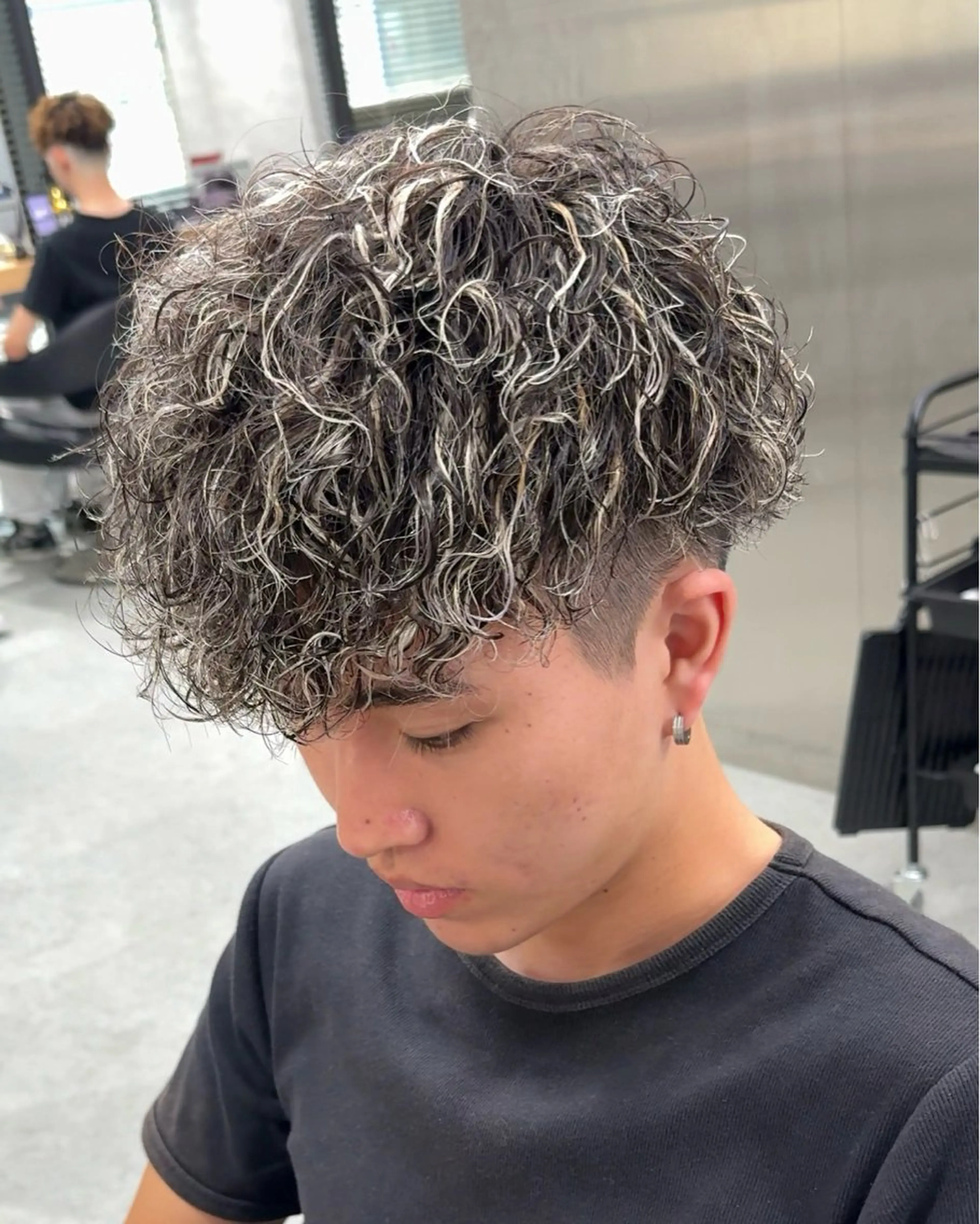 ショート カラー パーマ メンズ メンズメッシュ メンズパーマ ツイストスパイラルパーマ メッシュ スパイラルパーマ トレンド🔥メンズ 特化⚡️網野裕希のヘアスタイル