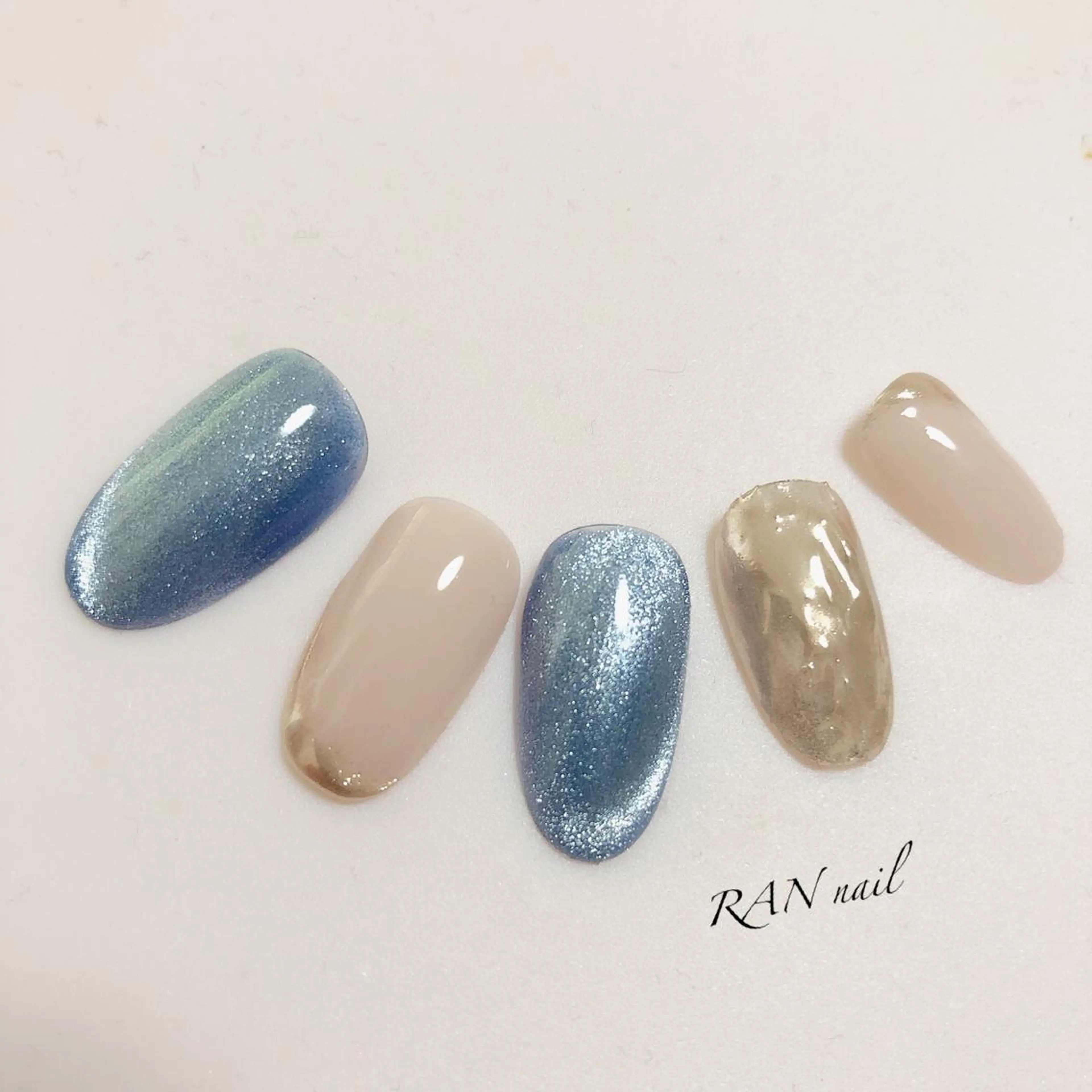 ネイル オーロラネイル ラメ(グリッター) 水色 ミラーネイル 冬ネイル ハンドネイル フットネイル RAN nail 〜ランネイル〜所属・RAN nailのネイルデザイン