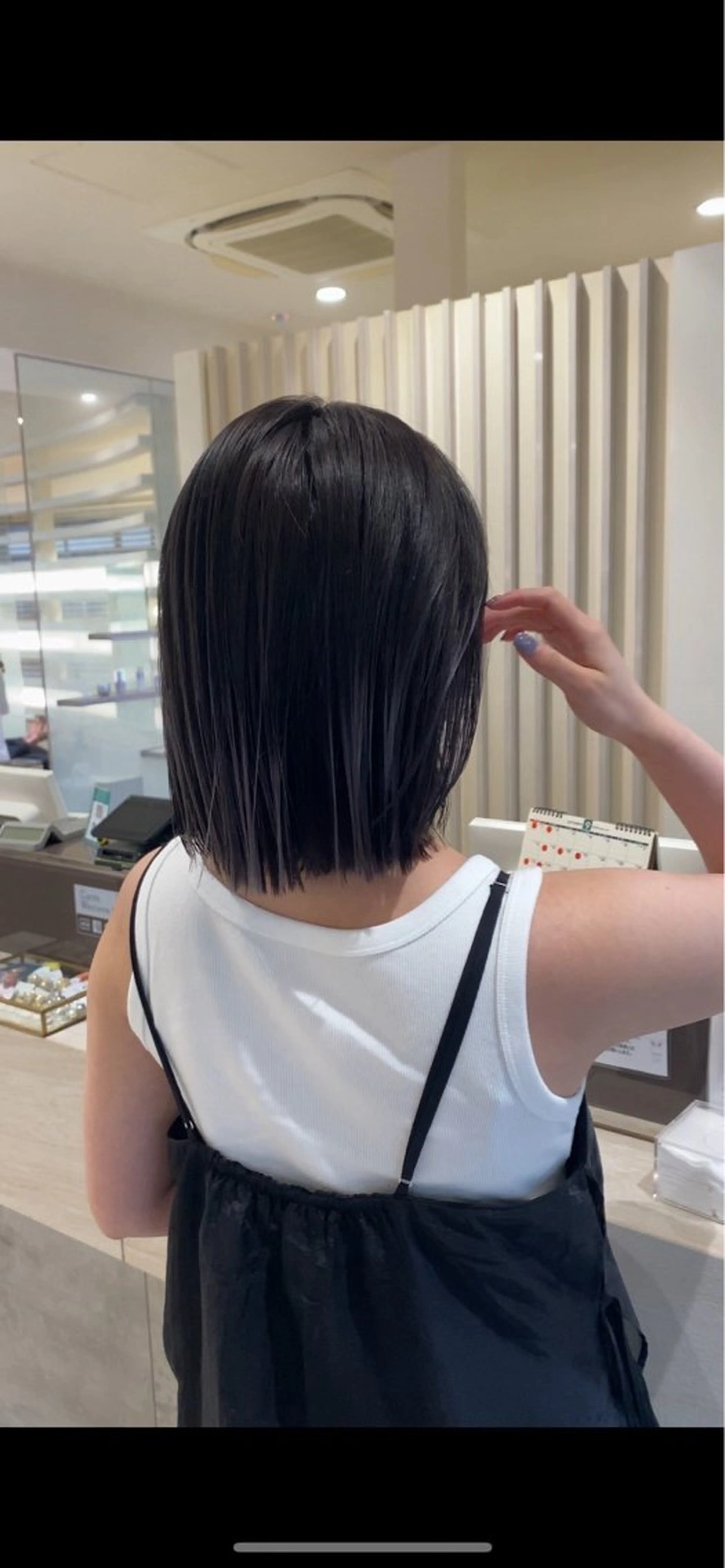 ミディアム カラー ヘアアレンジ タイトボブ個性派カラ ーAKANEのヘアスタイル