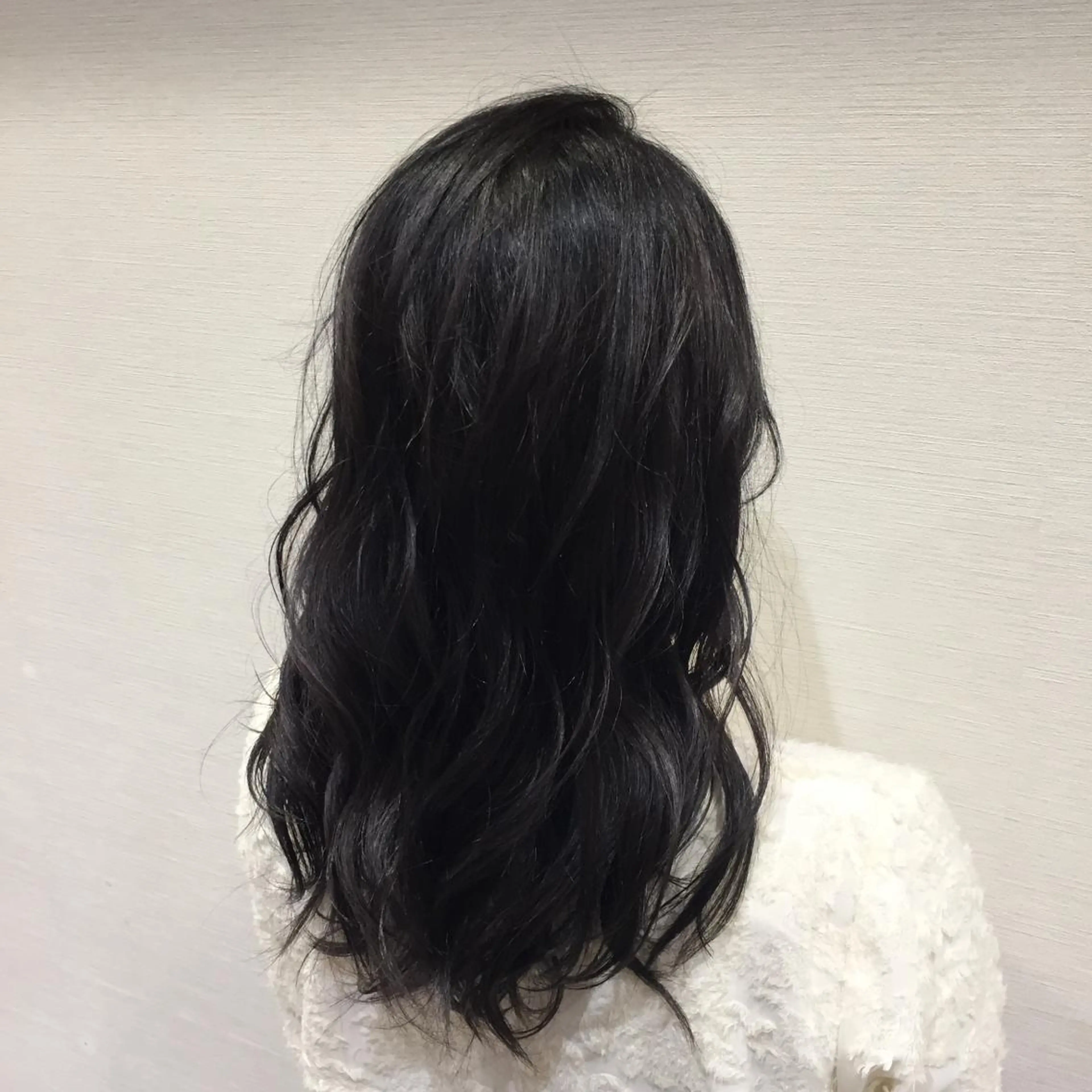 カラー 黒髪 ブルーカラー ブルーブラック 赤阪 優奈のヘアスタイル