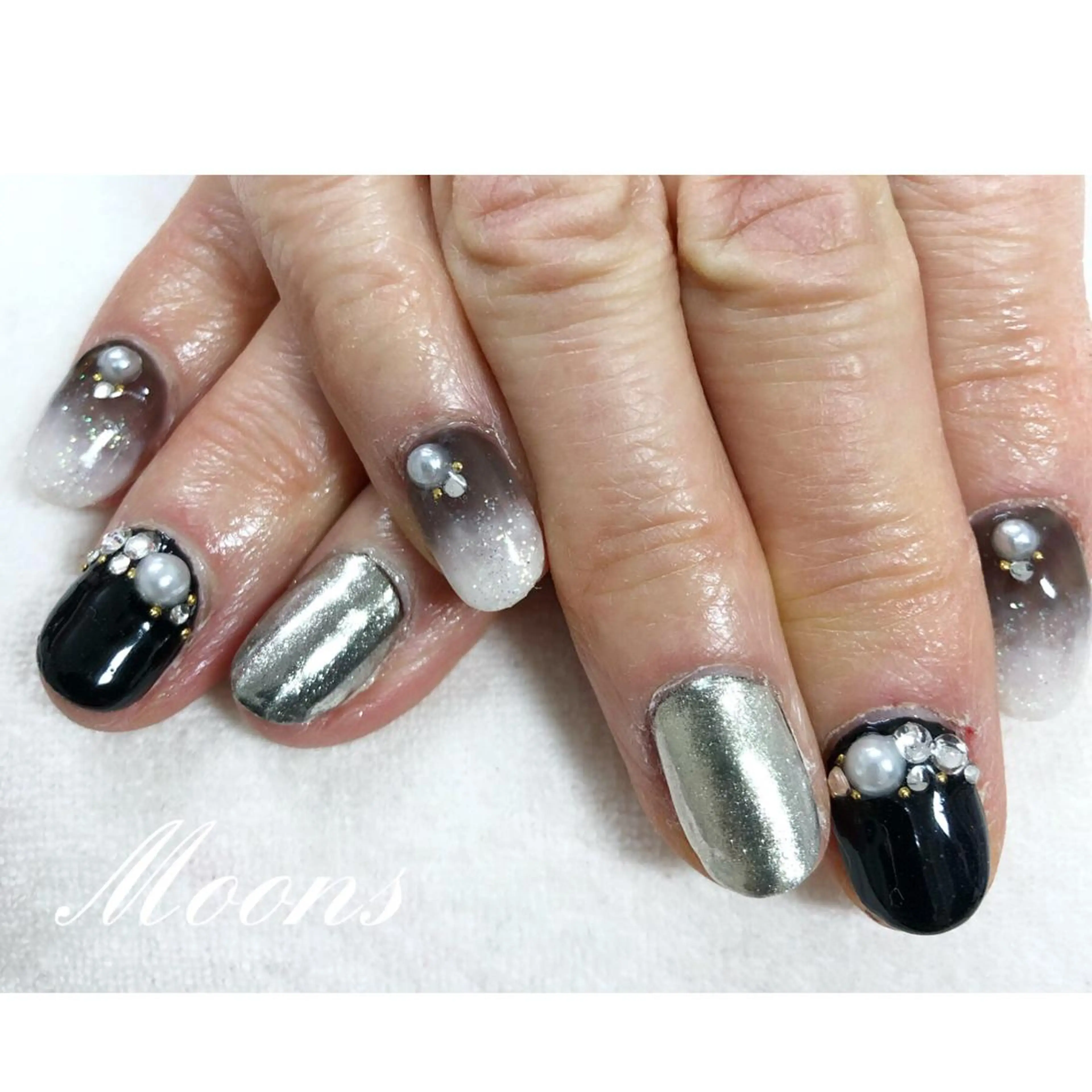 ネイル グラデーション ミラーネイル 美肌・美爪育成サロン ムーンズのネイルデザイン