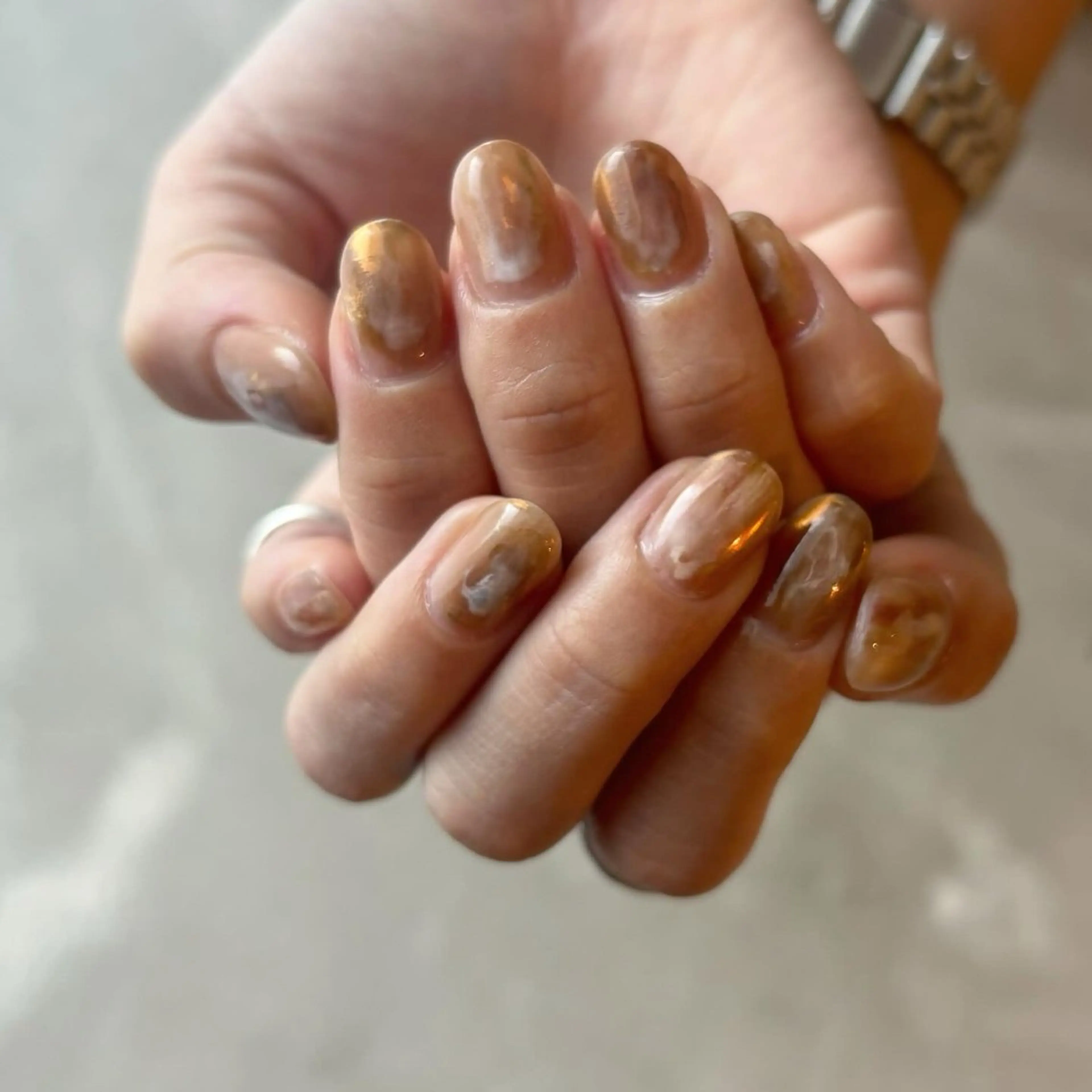 ネイル ブラウン ホワイト ハンドネイル Elio所属・Elio 国泰寺のネイルデザイン