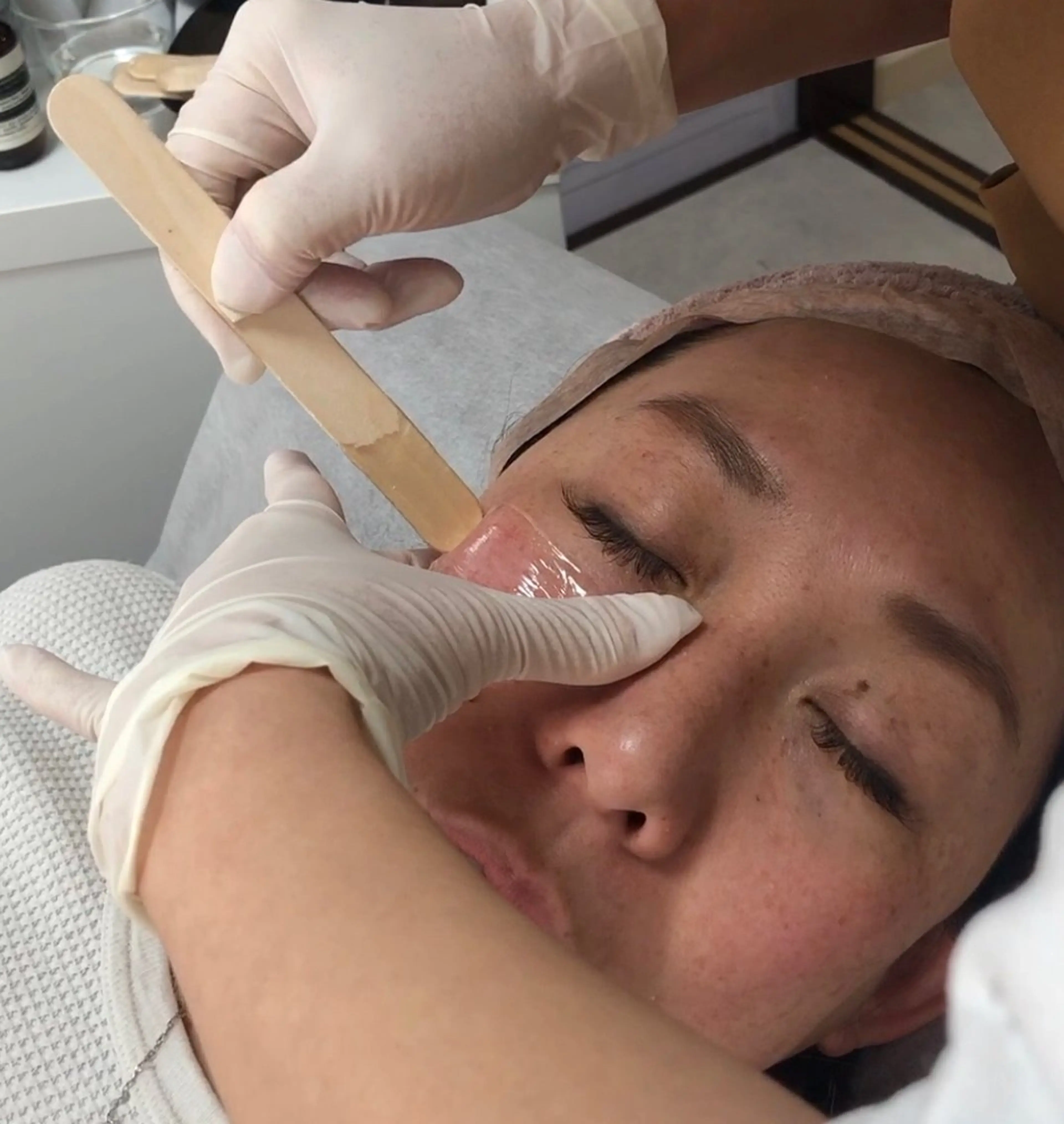 ツヤツヤフェイシャルワックス(ヘッドマッサージ、パック付き) 眉毛デザインはふくみません。の写真