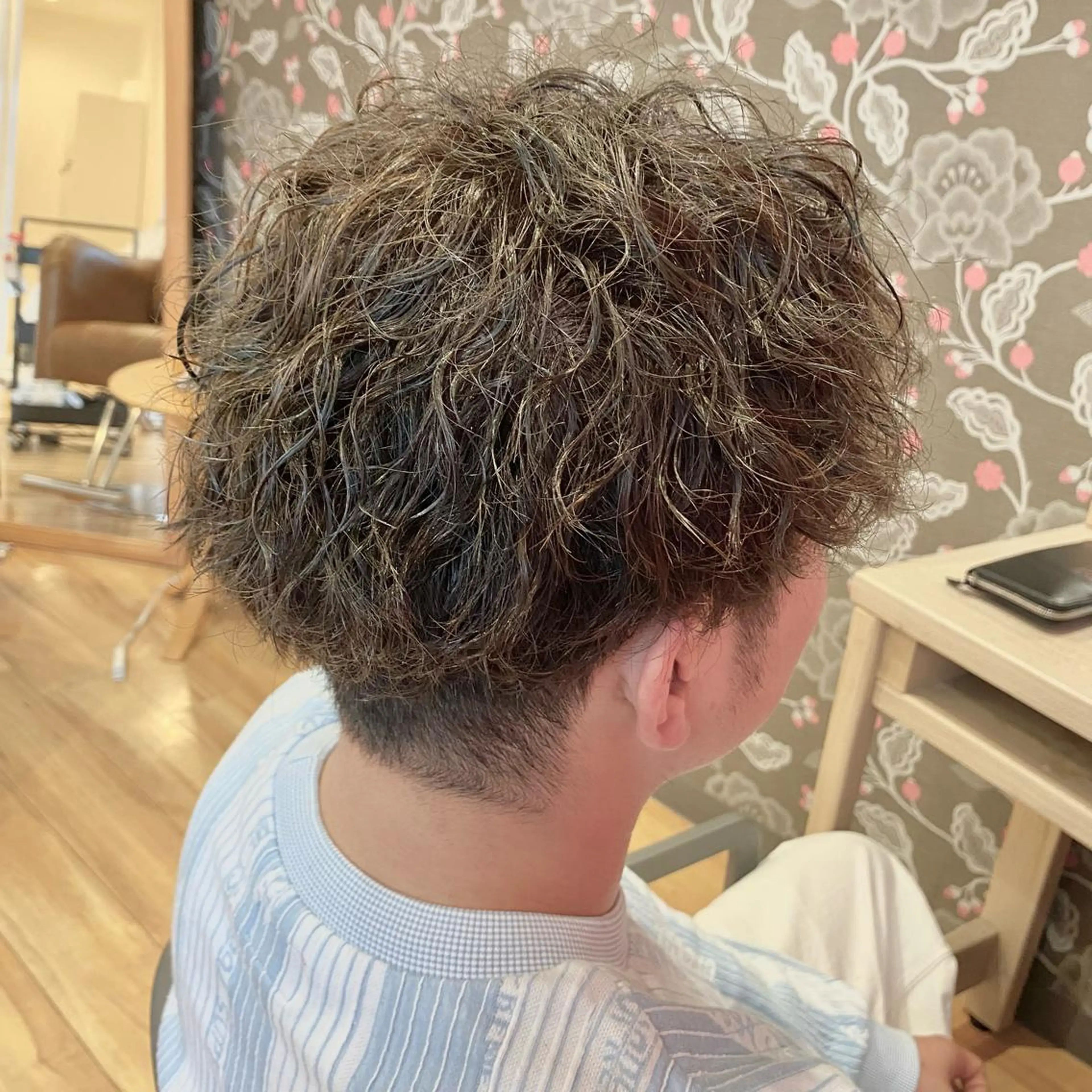 パーマ メンズ メンズバレイヤージュ センターパート メンズハイライト メンズインナーカラー メンズパーマ カット パーマ ヘッドスパ ブリーチなしWカラー /酸性ストレート河本のヘアスタイル