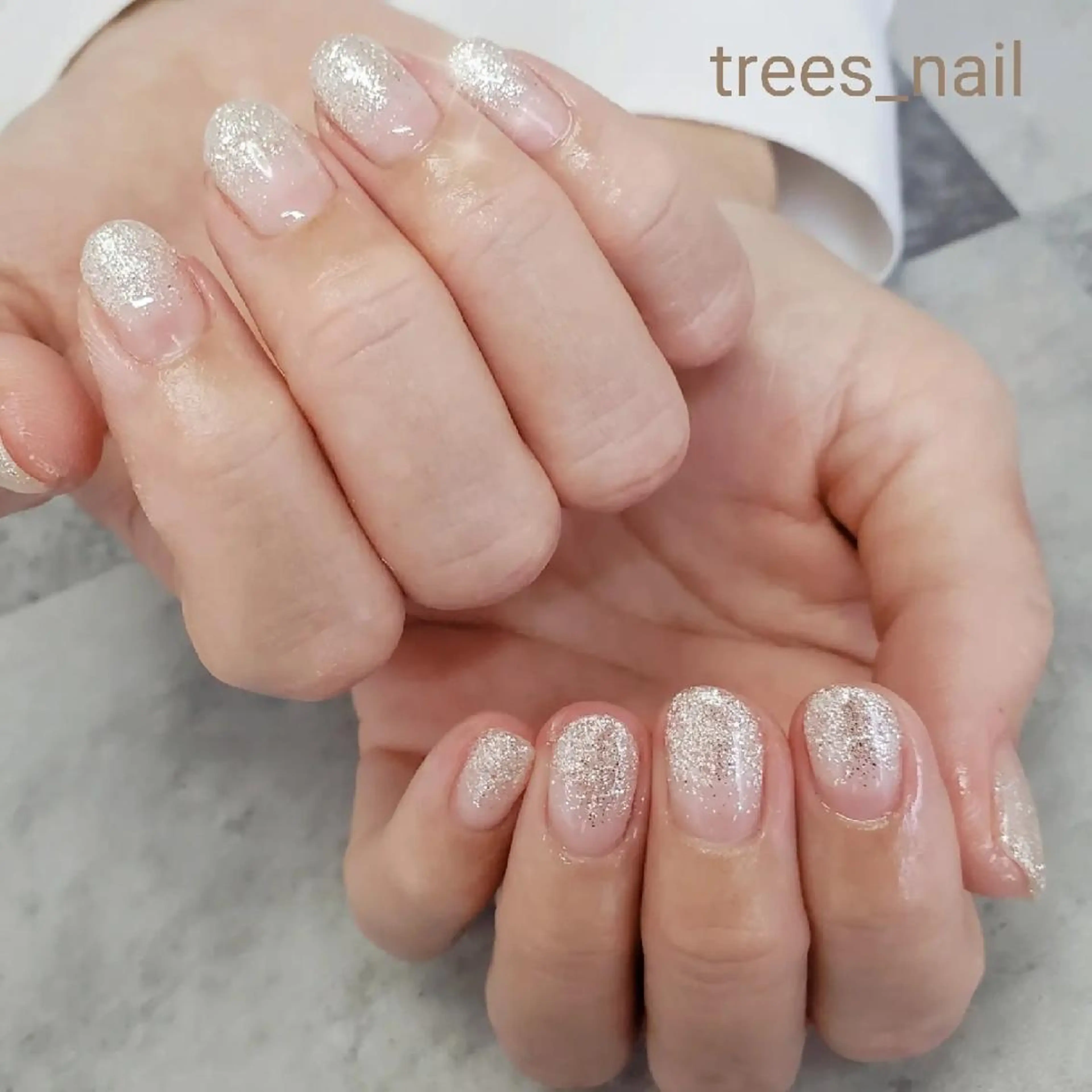 ネイル グラデーション キラキラネイル ラメ(グリッター) ラメグラデーション シルバー trees_ nailのネイルデザイン