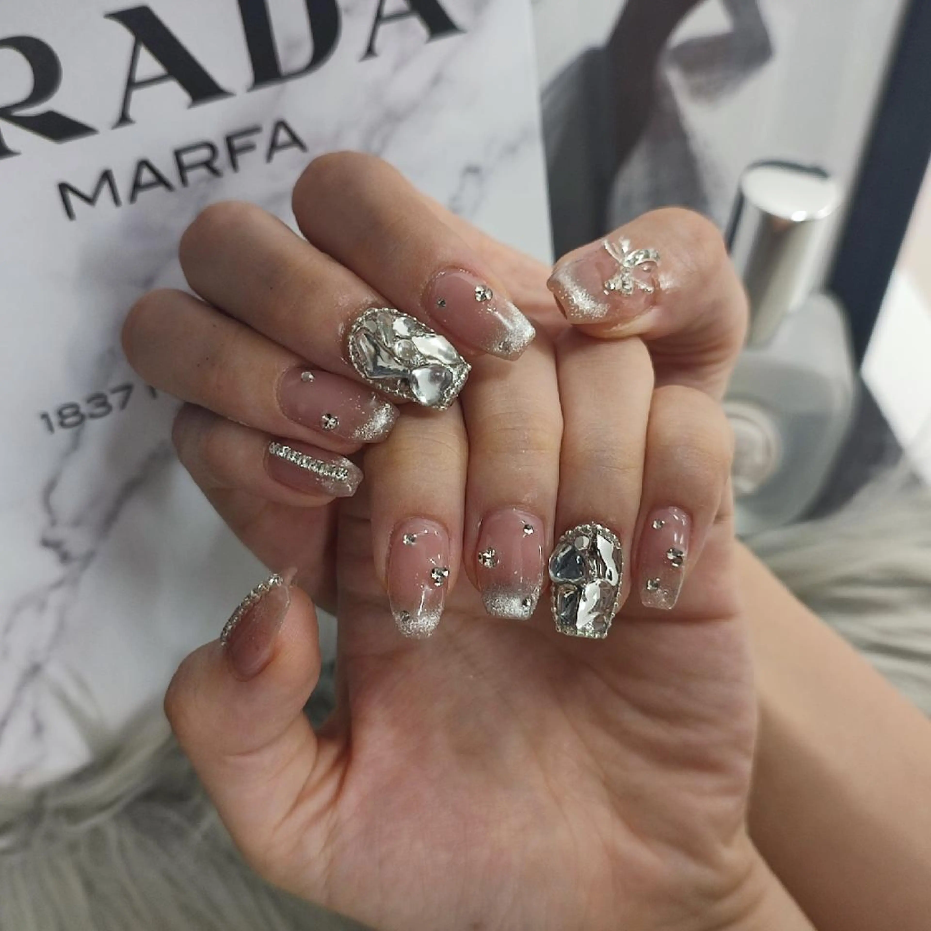 ネイル ハンドネイル RUNWAY 　　の眉毛・アイブロウイメージ