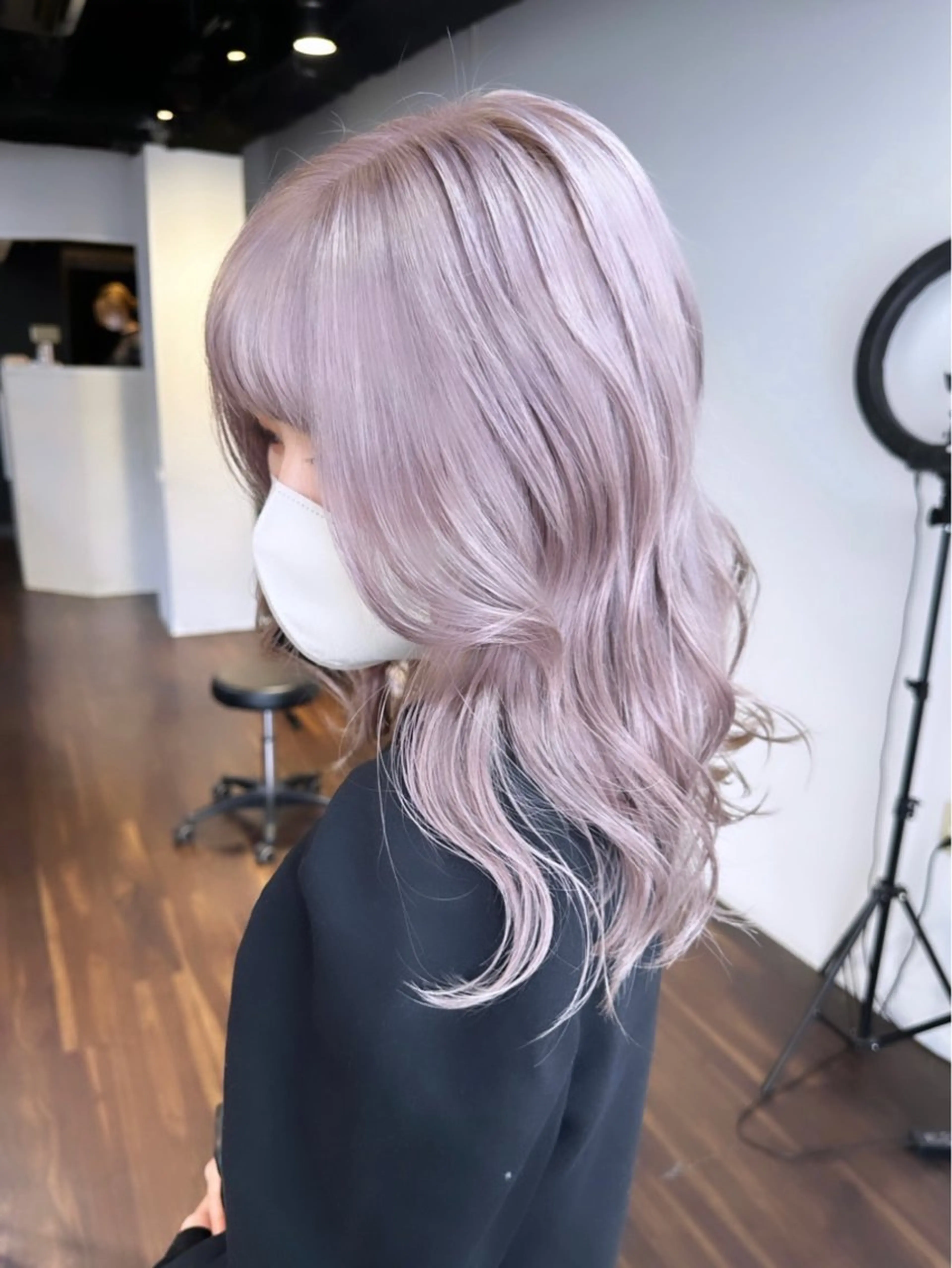 セミロング カラー ヘアアレンジ ベージュカラー ブリーチ イヤリングカラー ハイトーンカラー ミルクティーベージュ カット ヘアカラー トリートメント 髪質改善/レイヤー ダブルカラー塚本耀のヘアスタイル