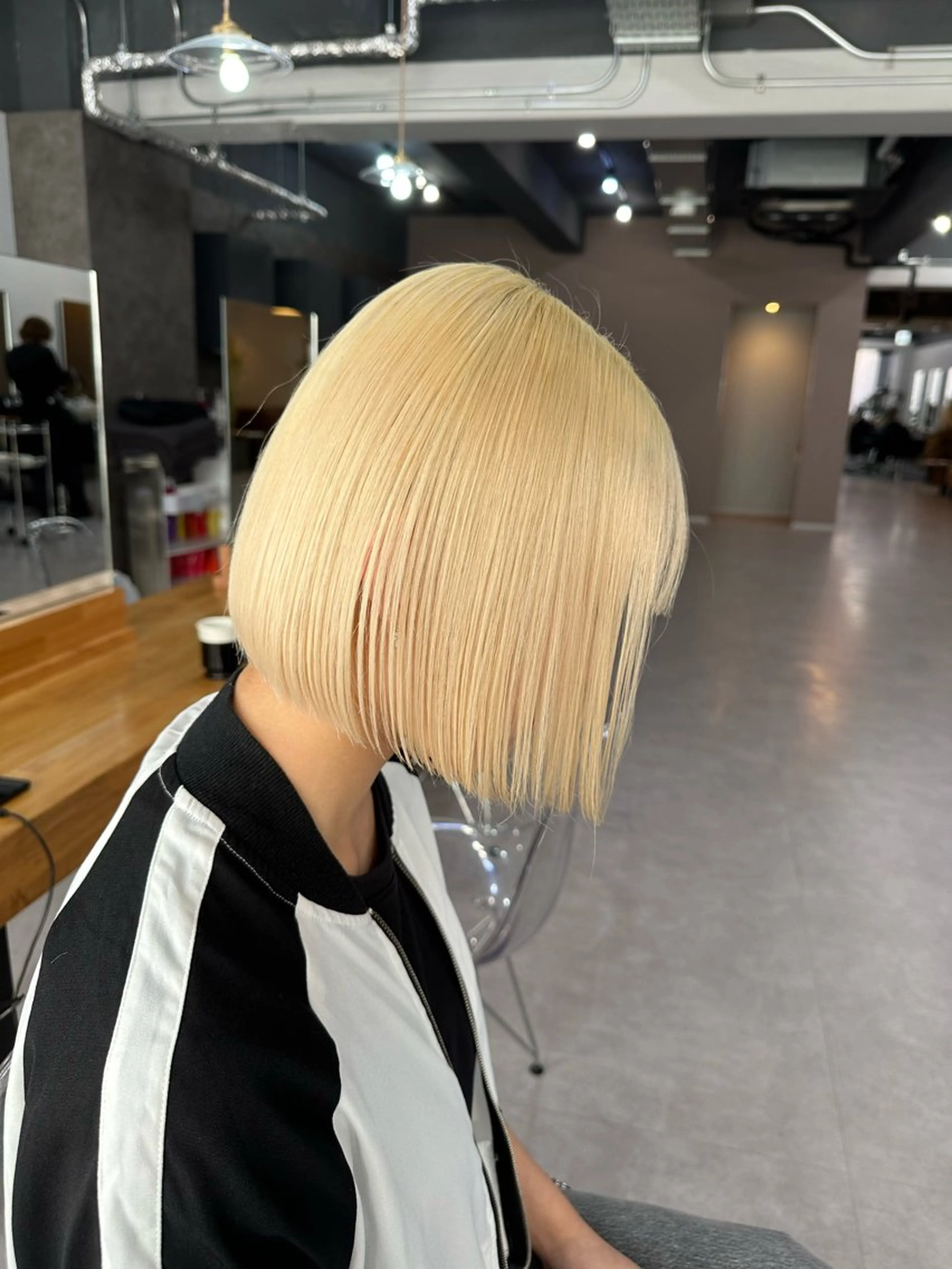 ミディアム カラー ベージュカラー ブリーチ ブロンド ハイトーンカラー ハイトーンベージュ ヘアカラー kira/ブリーチ/ ハイトーン/烏丸のヘアスタイル