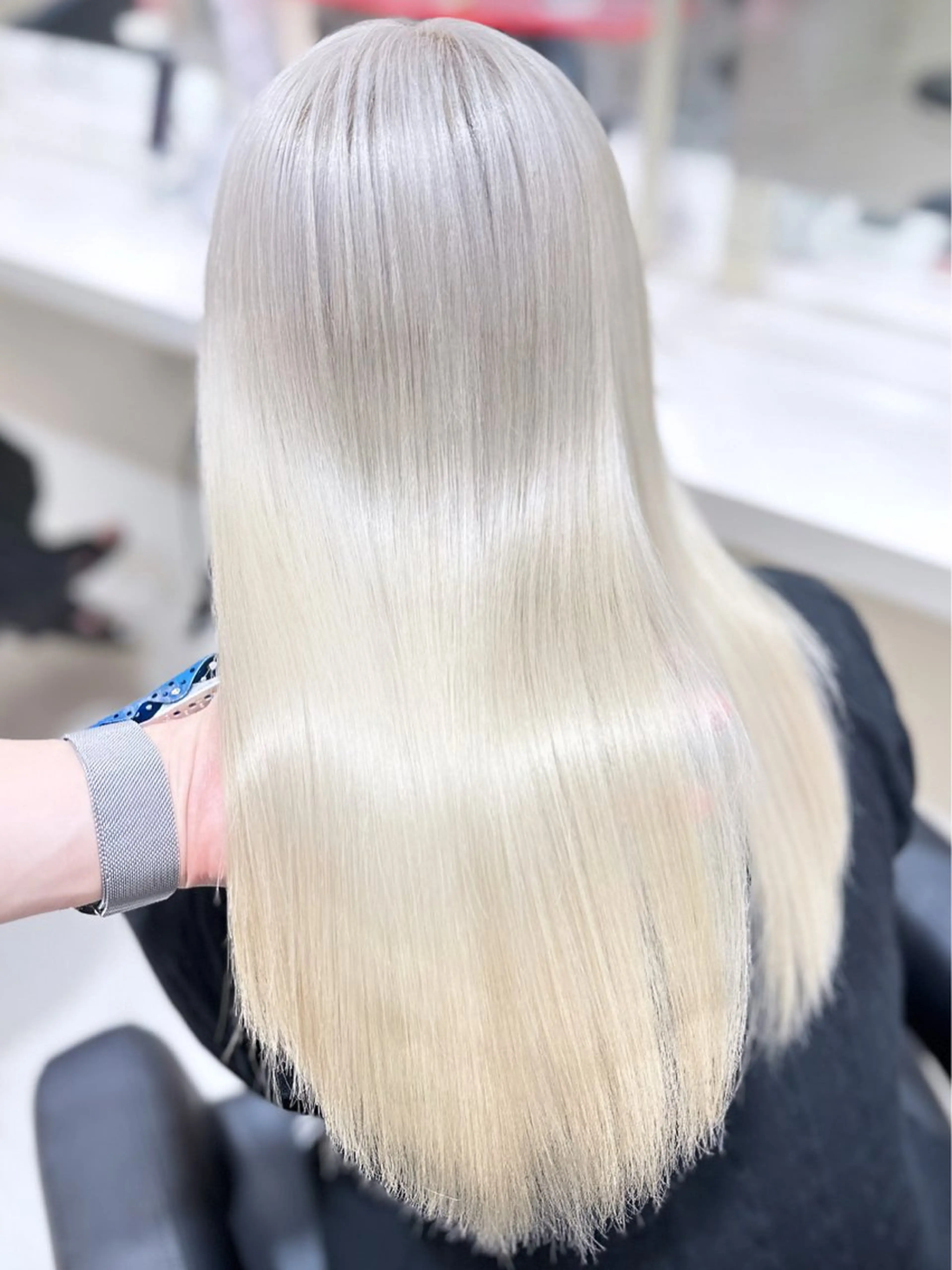 ロング カラー 🖤ハイトーン× レイヤー🖤SARAのヘアスタイル