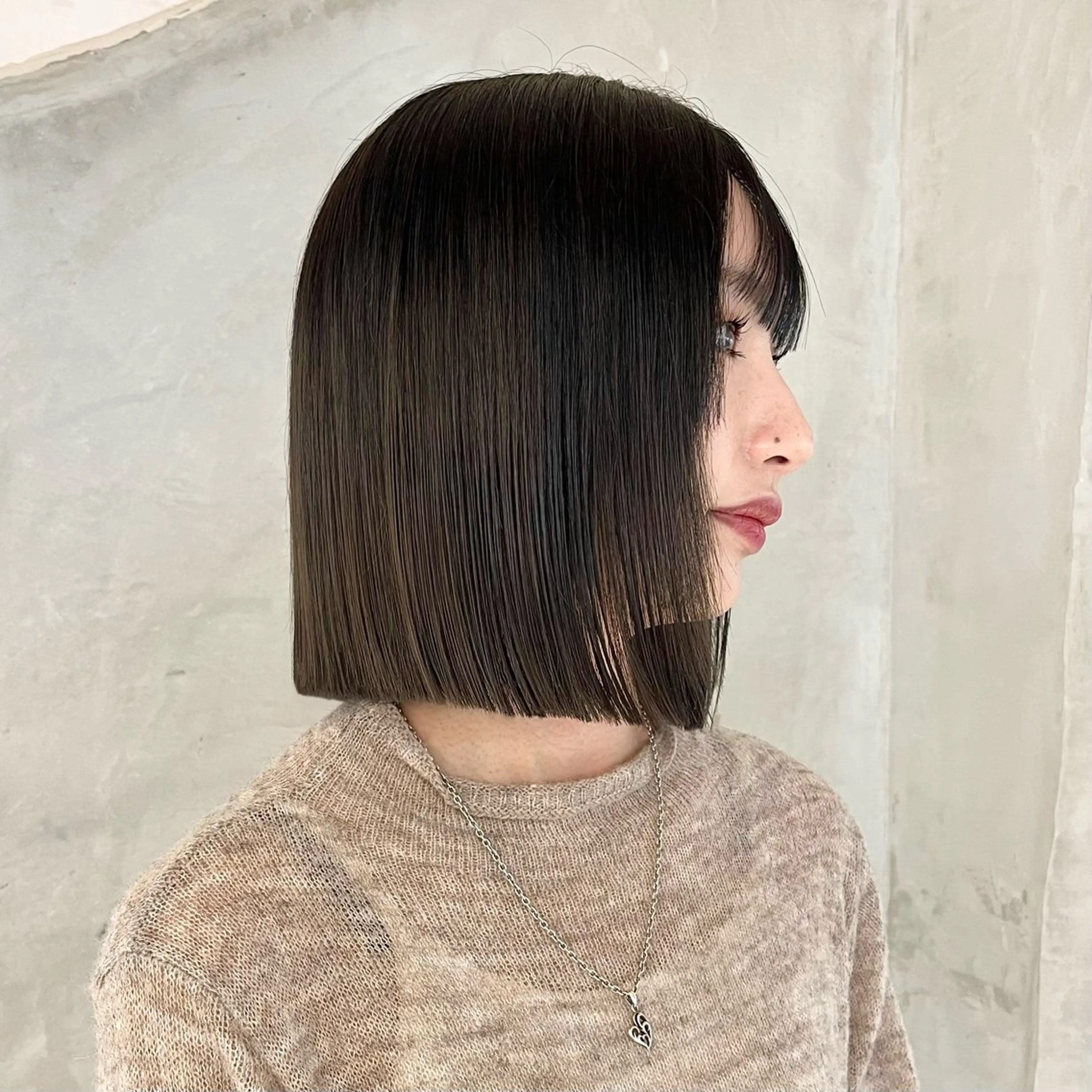 ミディアム カラー effect横浜所属・切りっぱなしボブ/ 艶カラー/綾莉のヘアスタイル