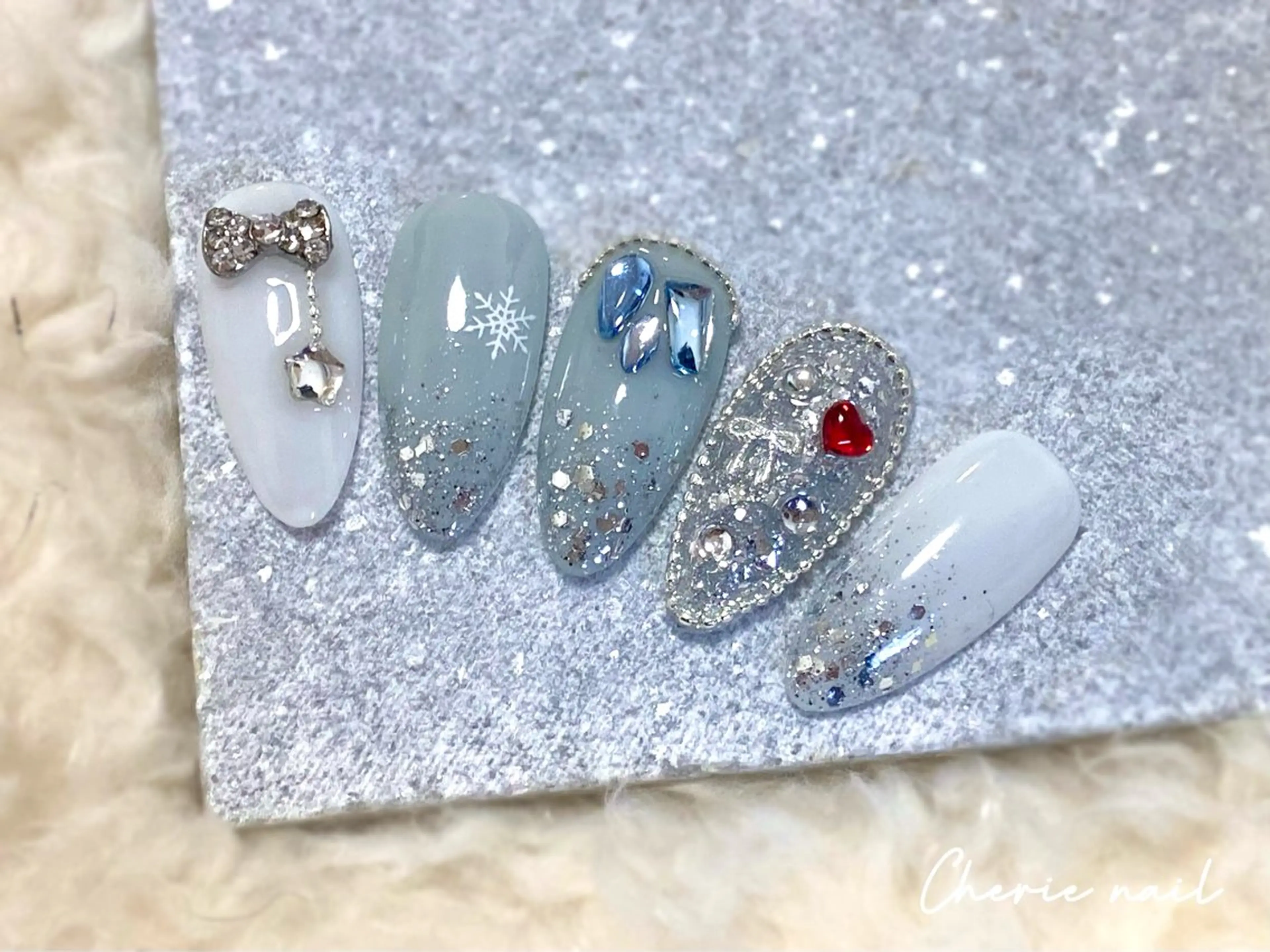 ネイル ジェルネイル ラメ(グリッター) リボン 冬ネイル ハンドネイル Cherienail yunaのネイルデザイン