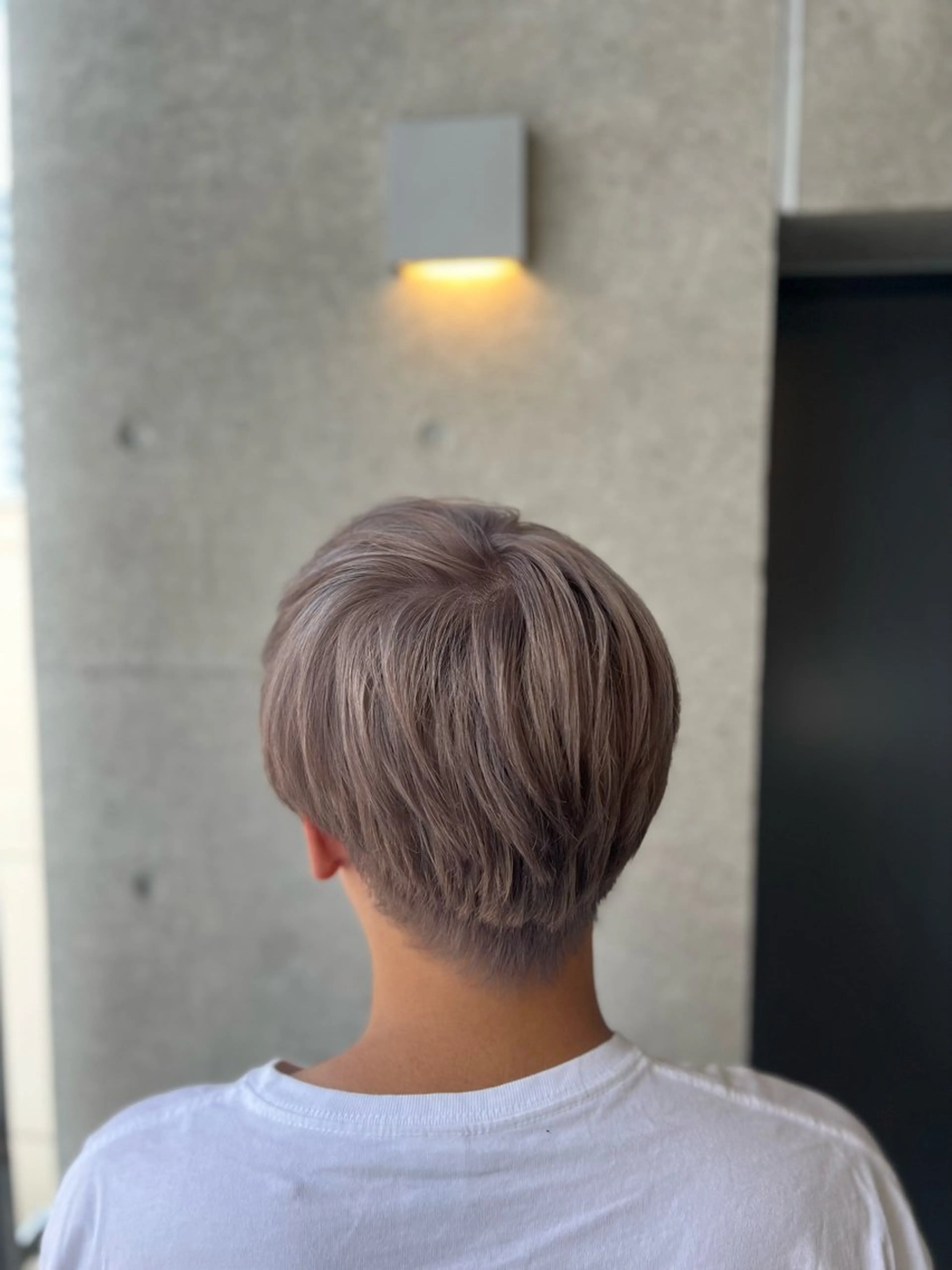 ショート カラー メンズ シールエクステ メンズバレイヤージュ メンズブリーチ メンズハイライト メンズハイトーン ヘアカラー ＤＥＳＴ所属・吉野 瑳桜のヘアスタイル