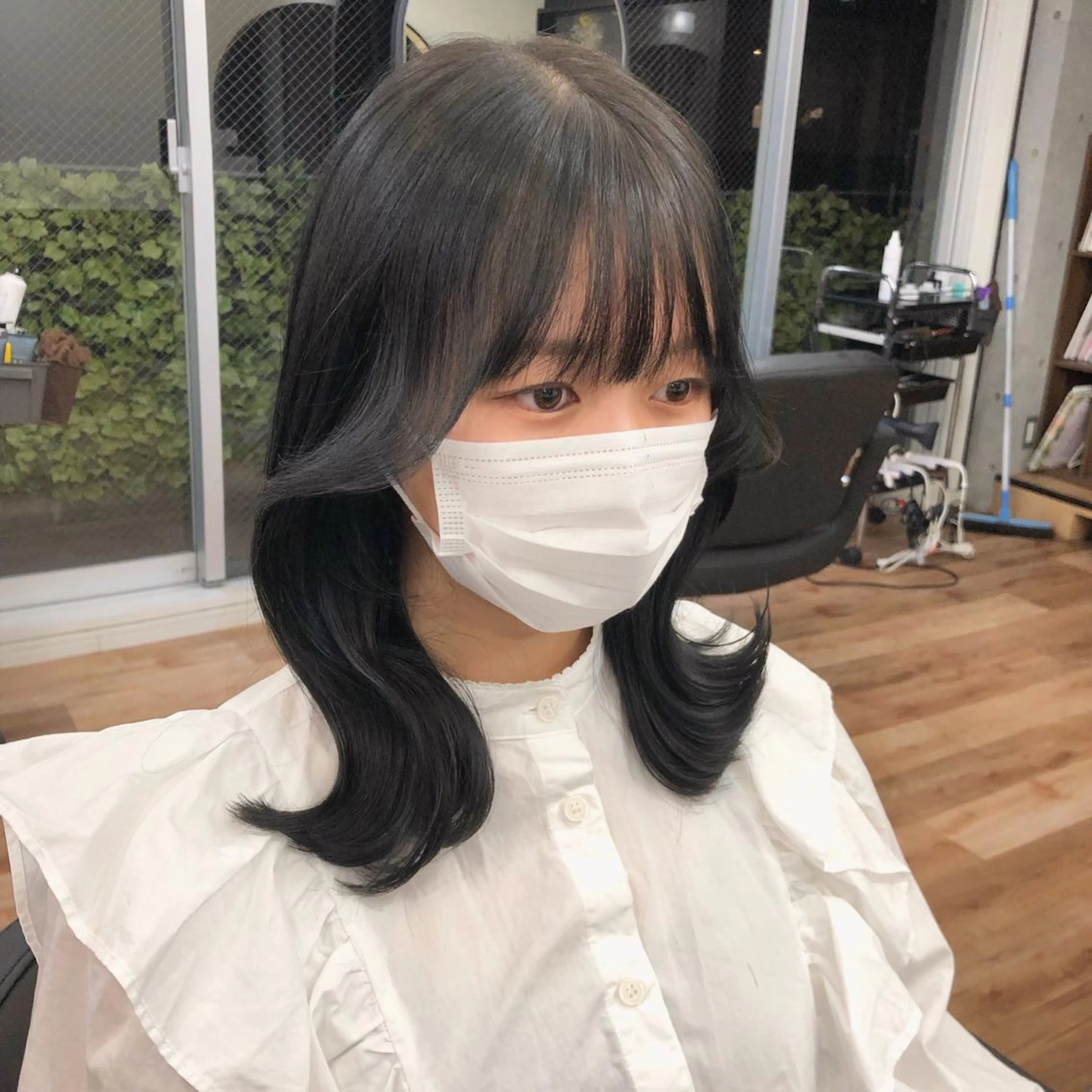 ミディアム カラー くびれヘア 顔周りカット 韓国風ヘア カット ヘアカラー トリートメント トレンドヘア🌿 chinariのヘアスタイル