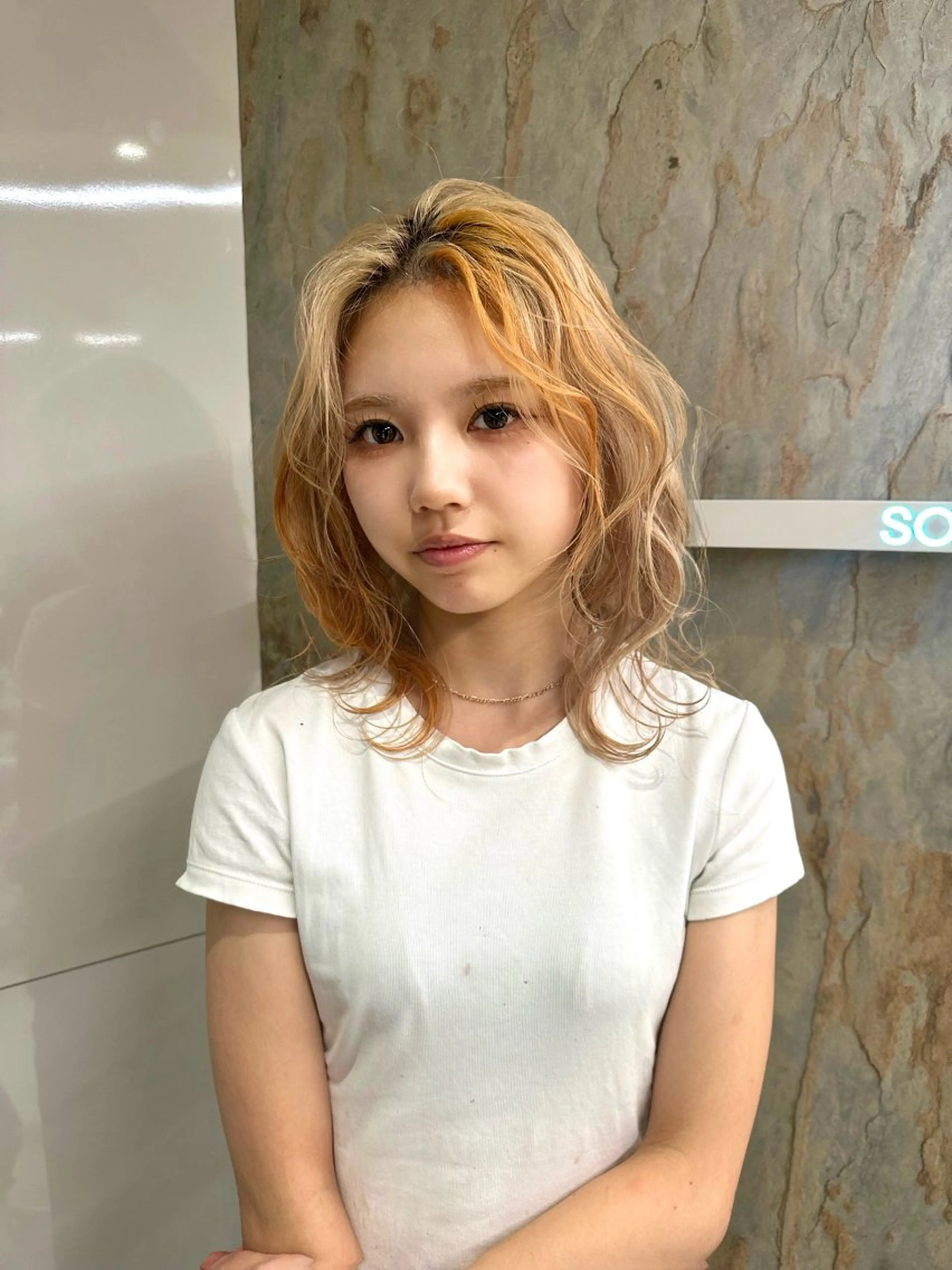 セミロング カラー デザインカラー オレンジ 金森 凜久のヘアスタイル