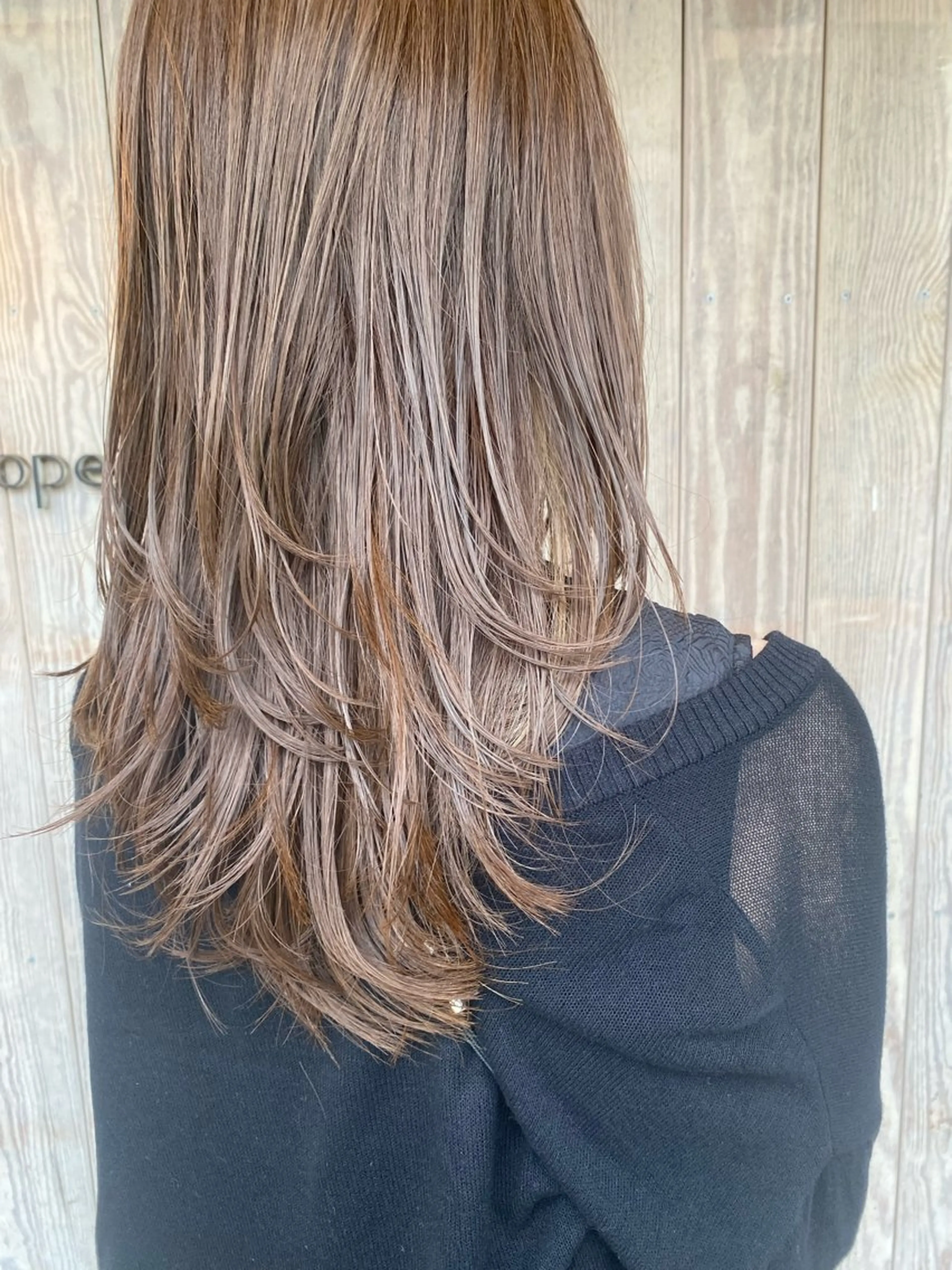 ロング レイヤーカット カット ヘアカラー 西田 朋華のヘアスタイル