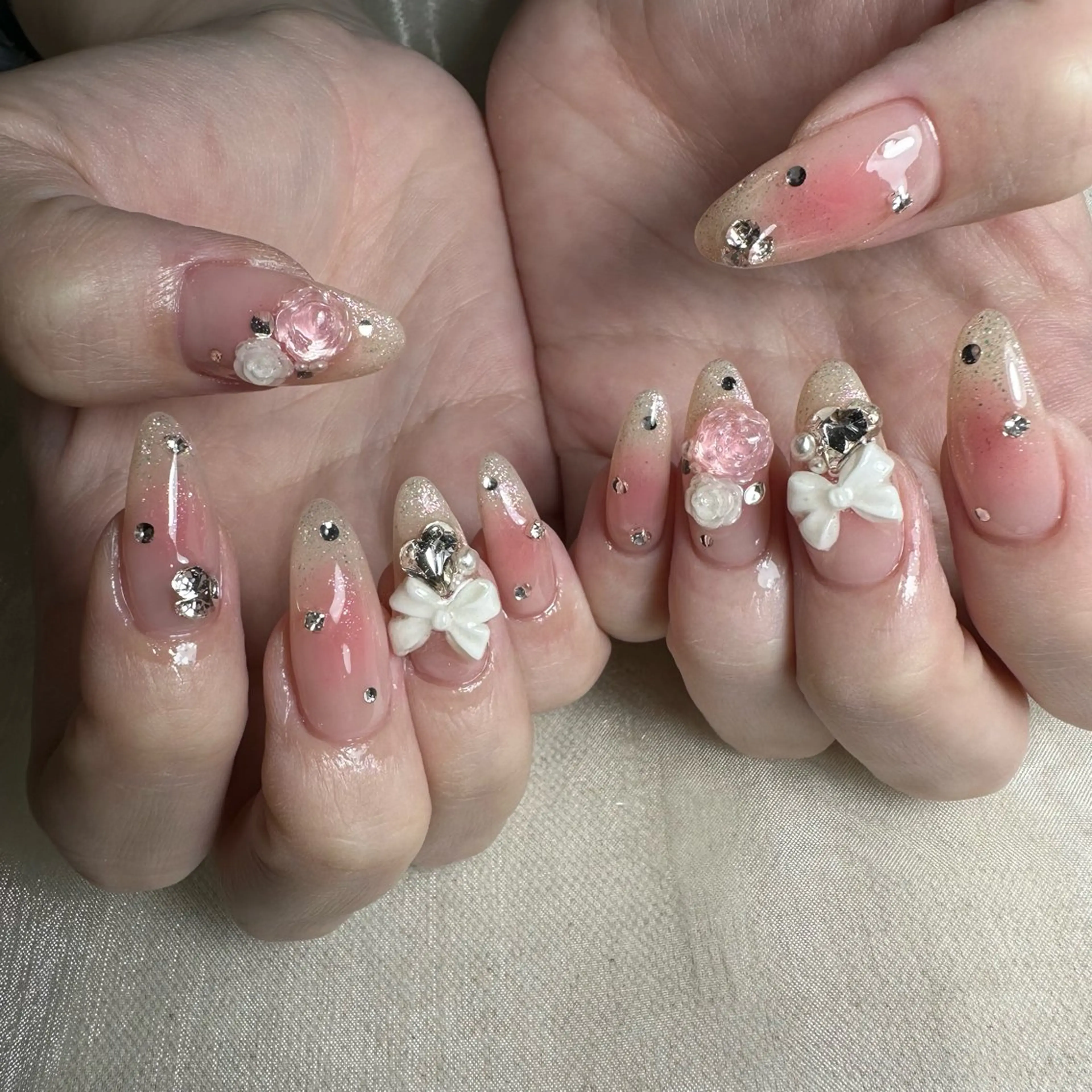 ネイル チークネイル repos~ルポ~所属・里見 麗のネイルデザイン