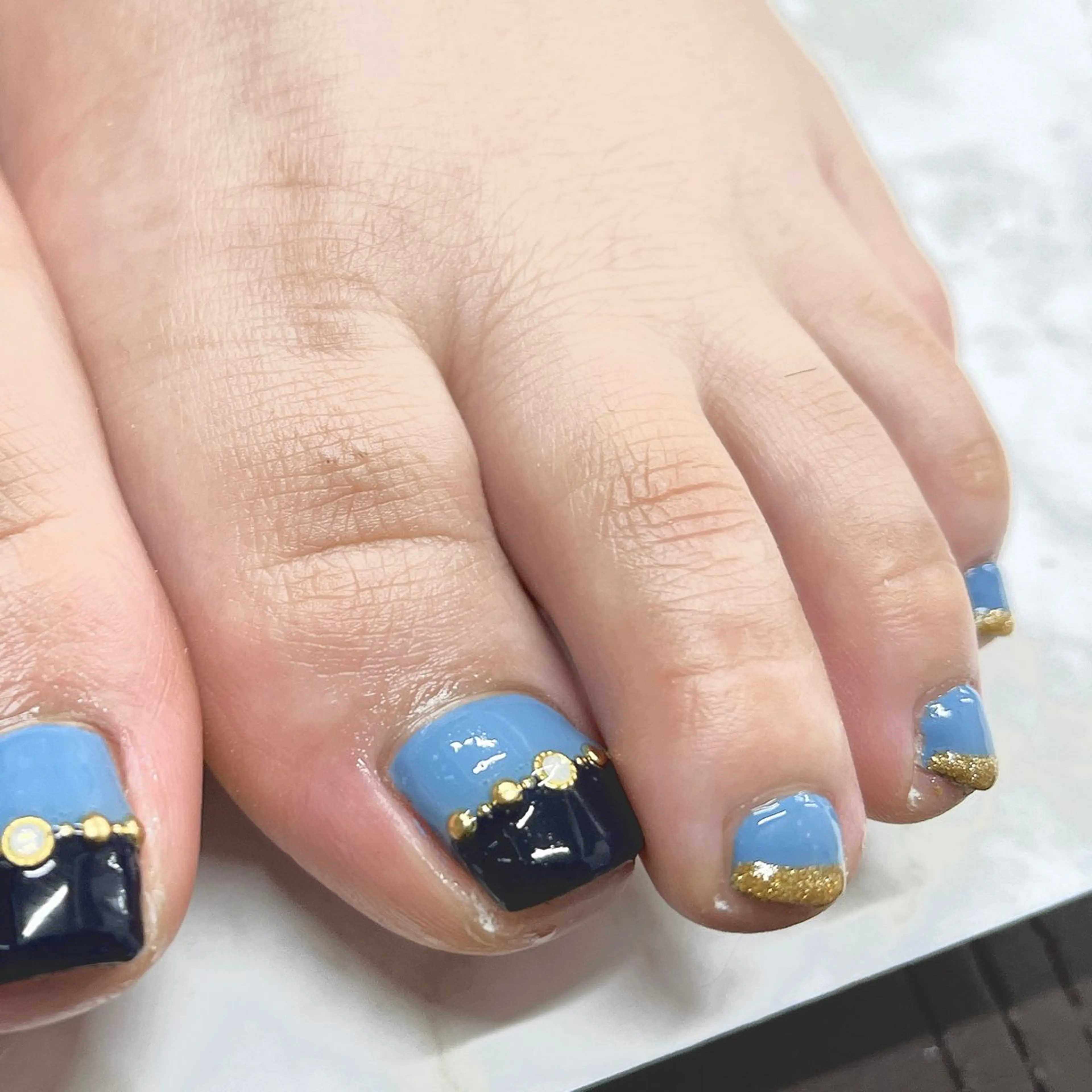 ネイル アートネイル フットネイル フレンチネイル ジェルネイル ゴールド フットネイル Bianca市ヶ谷店 Aiuraのネイルデザイン