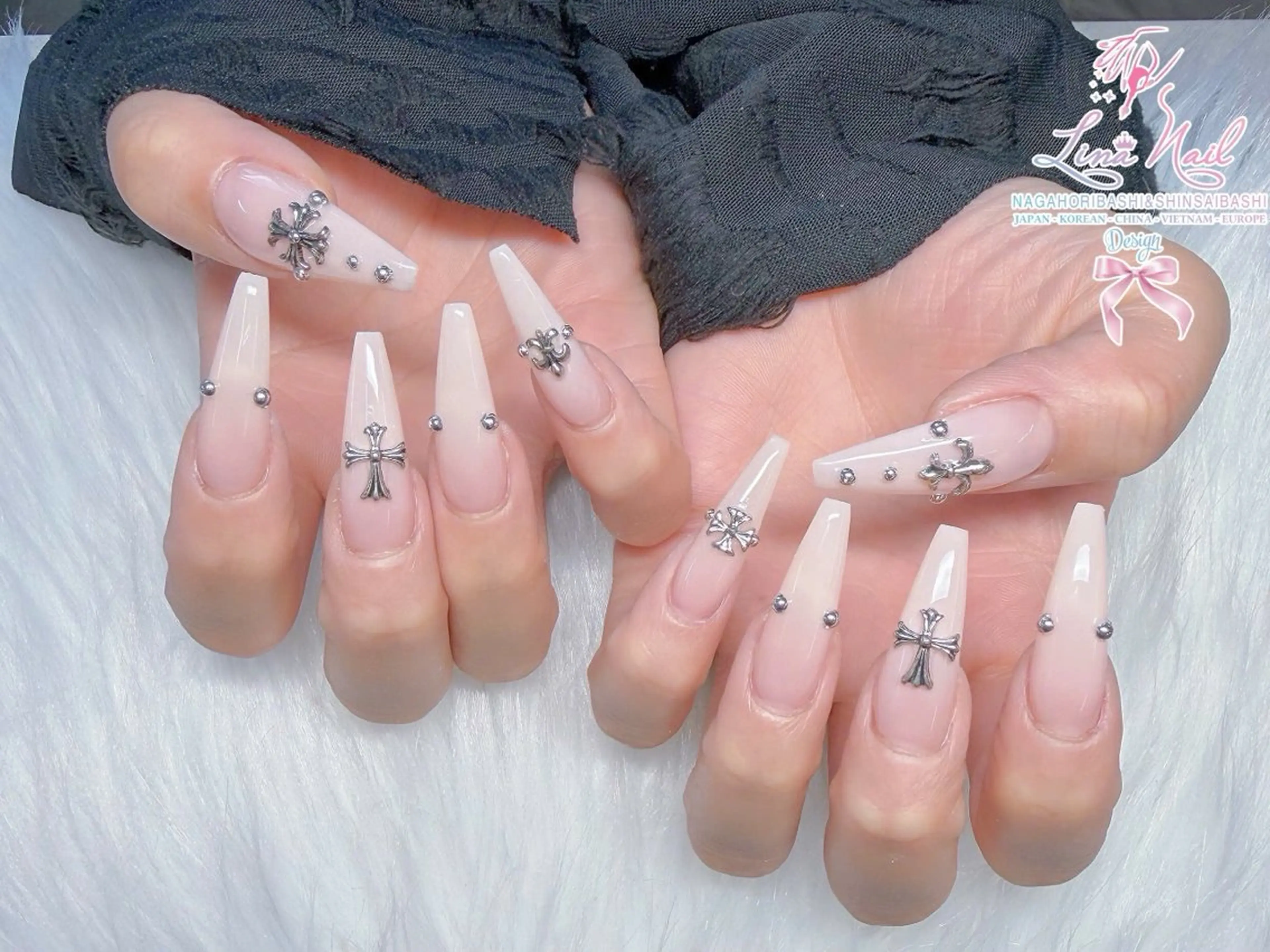 セミロング 韓国風ヘア クリスマス ハンドネイル 79Linanailnamba所属・Linanail Nambaのネイルデザイン