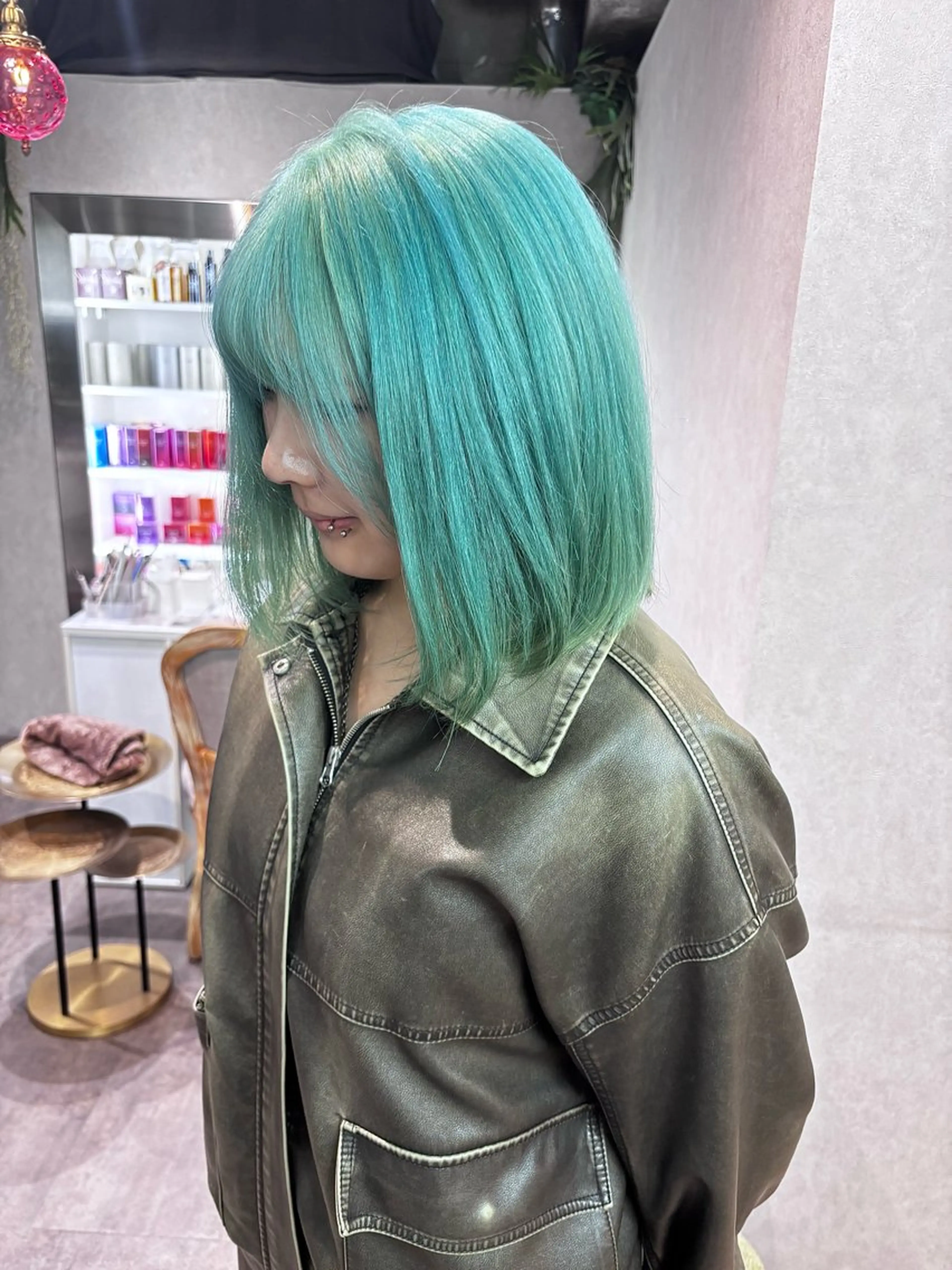 セミロング カラー 切りっぱなしボブ ブリーチ ブルーカラー ダブルカラー イヤリングカラー ヘアカラー iona/ハイトーン /ネイルのネイルデザイン