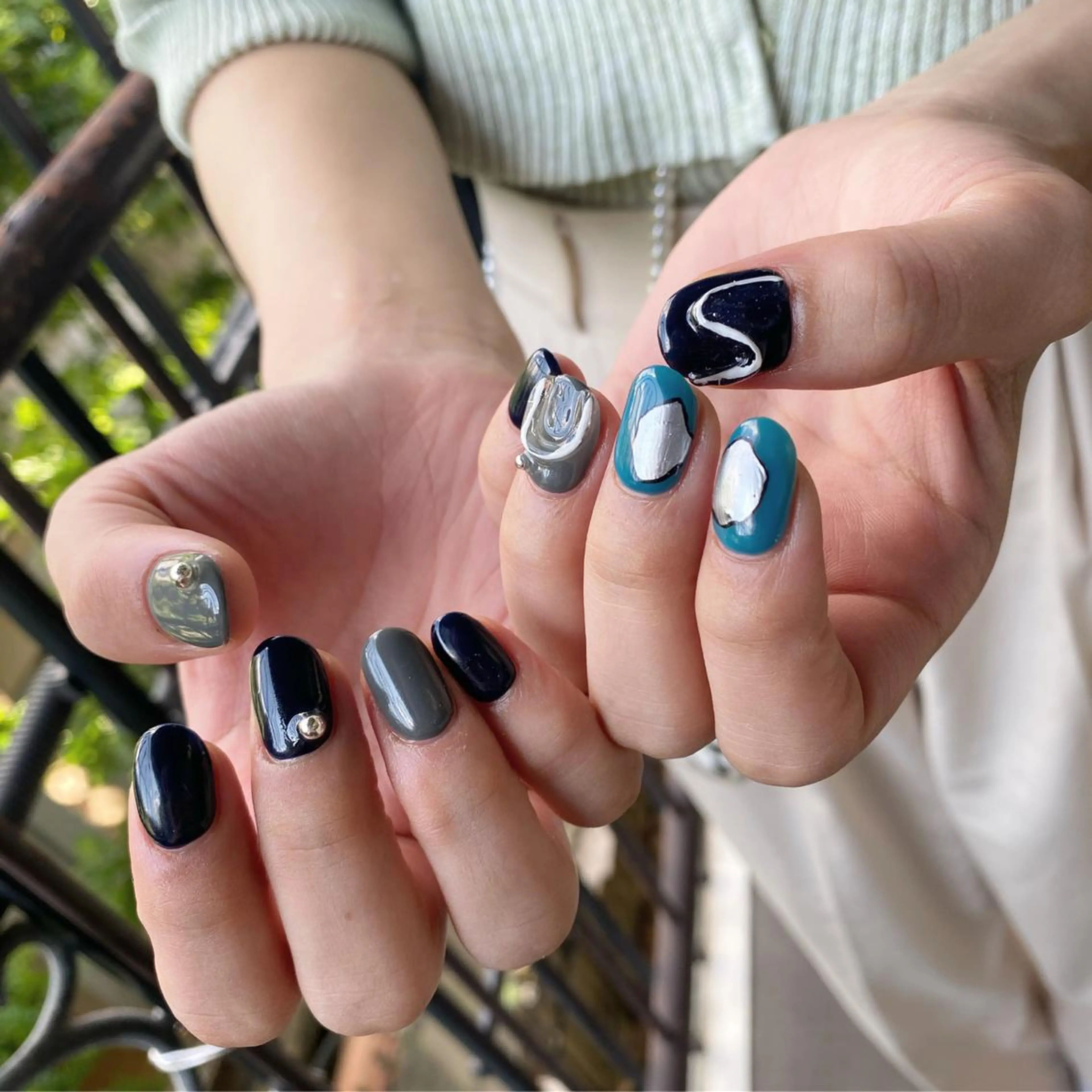 ネイル アートネイル オーロラネイル 氷ネイル・うるうるネイル 韓国ネイル ネイビー To Me Nail所属・🩵 mei🩵のネイルデザイン