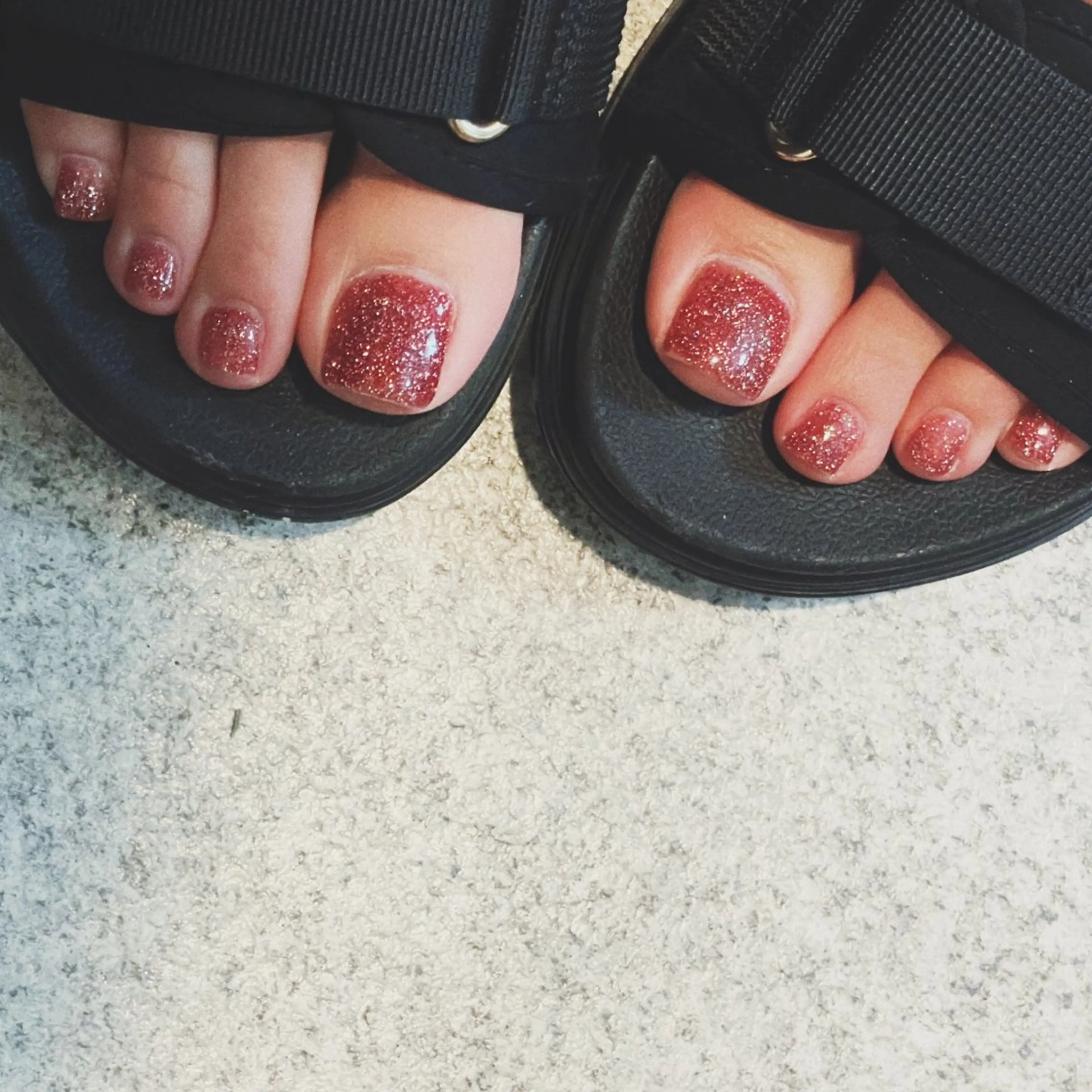 ネイル フラッシュネイル フットネイル ラメ(グリッター) 赤色 nail 6.のネイルデザイン