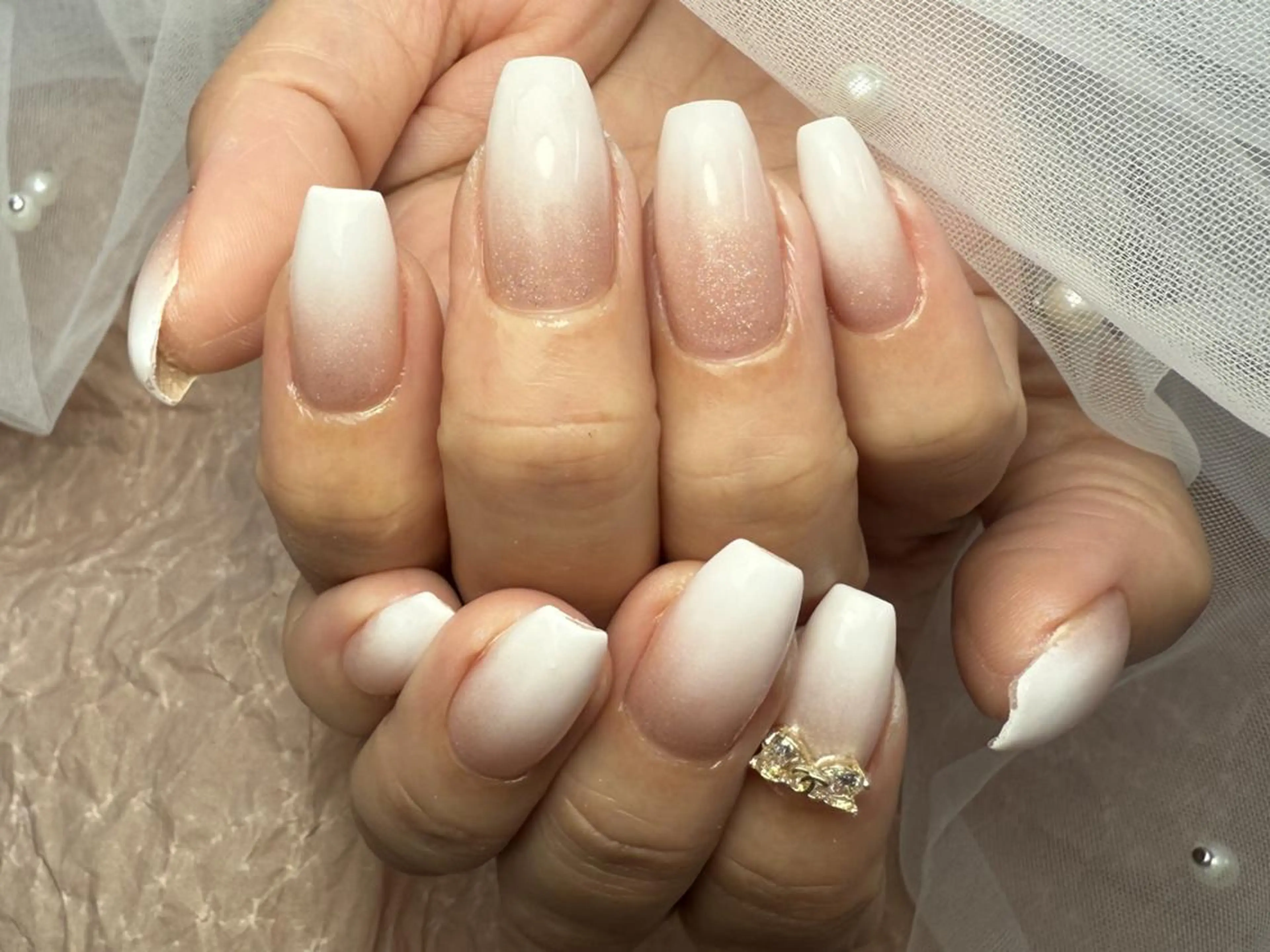 ネイル グラデーション リボン シンプルネイル ブライダルネイル ホワイト ハンドネイル ハンドケア ToliyDeliy Nail Salonのネイルデザイン