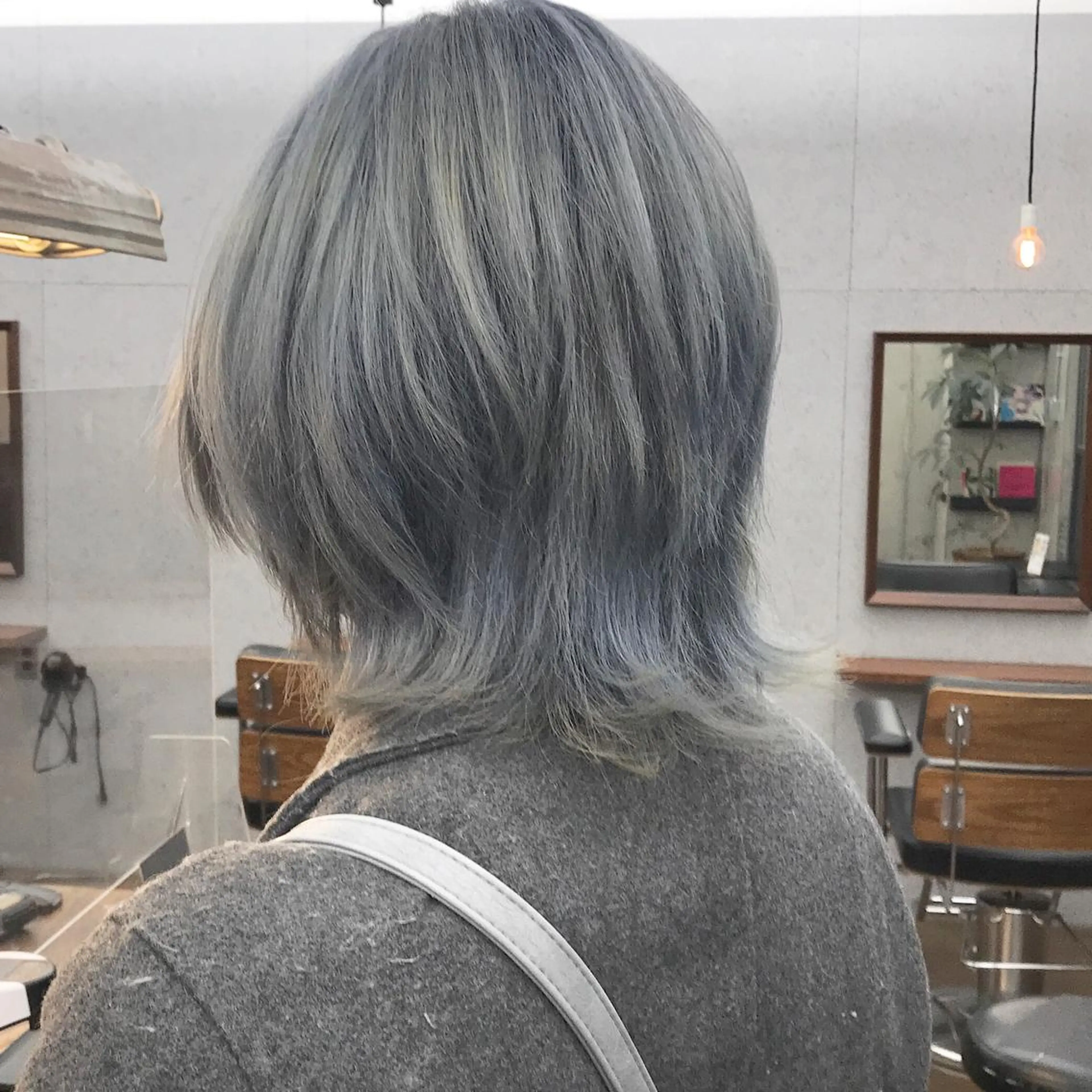 ミディアム カラー メンズ メンズブリーチ メンズウルフカット ブリーチ ブルーカラー ブルーグレー カット ヘアカラー トリートメント ヘアセット ✂︎ウルフ・ショート ✂︎MIKUNIのヘアスタイル