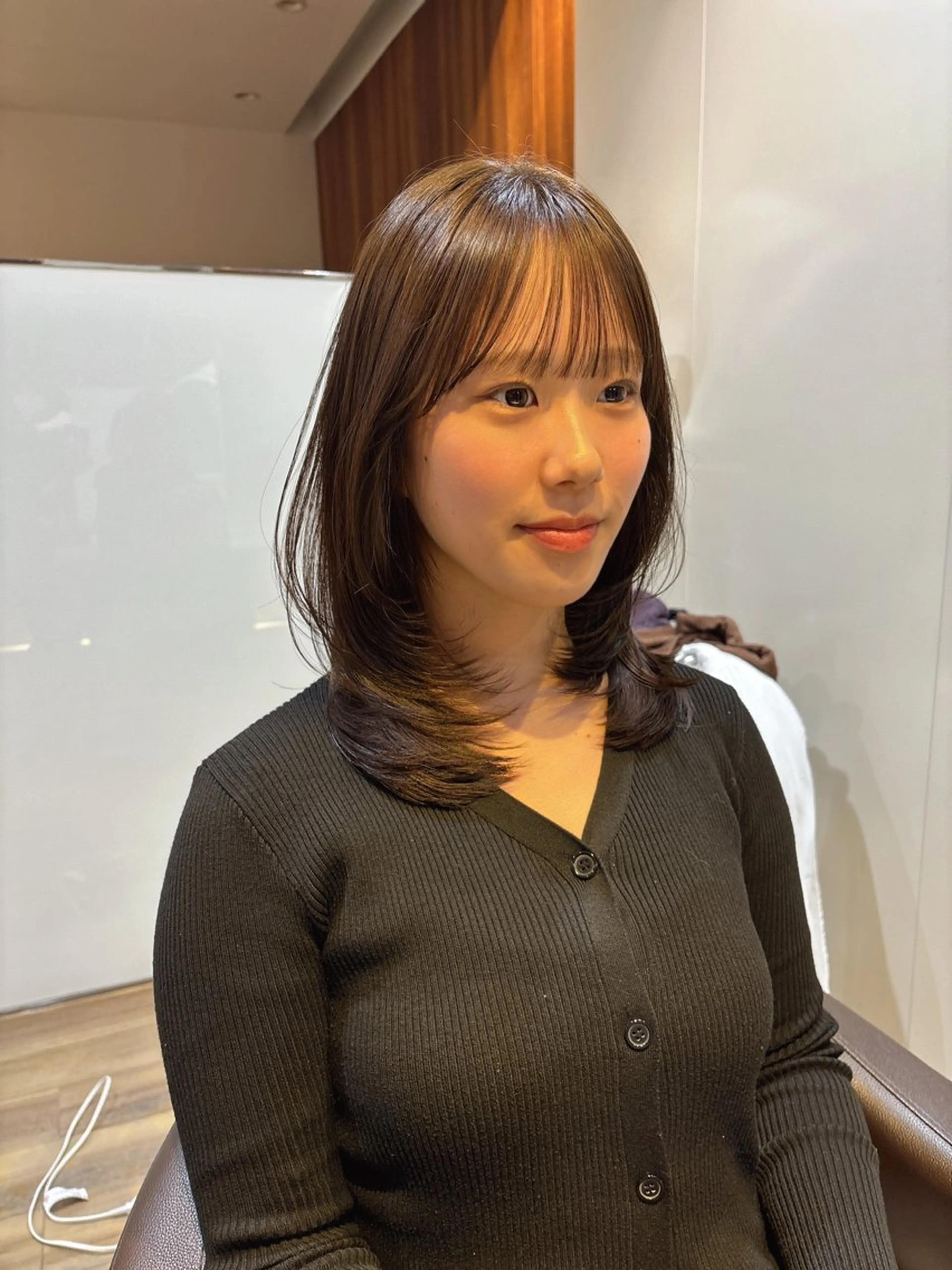 ミディアム カラー ミディアムレイヤー ベージュカラー オリーブベージュ レイヤーカット カット ヘアカラー トリートメント レイヤーカット /透明感/千葉怜寿のヘアスタイル