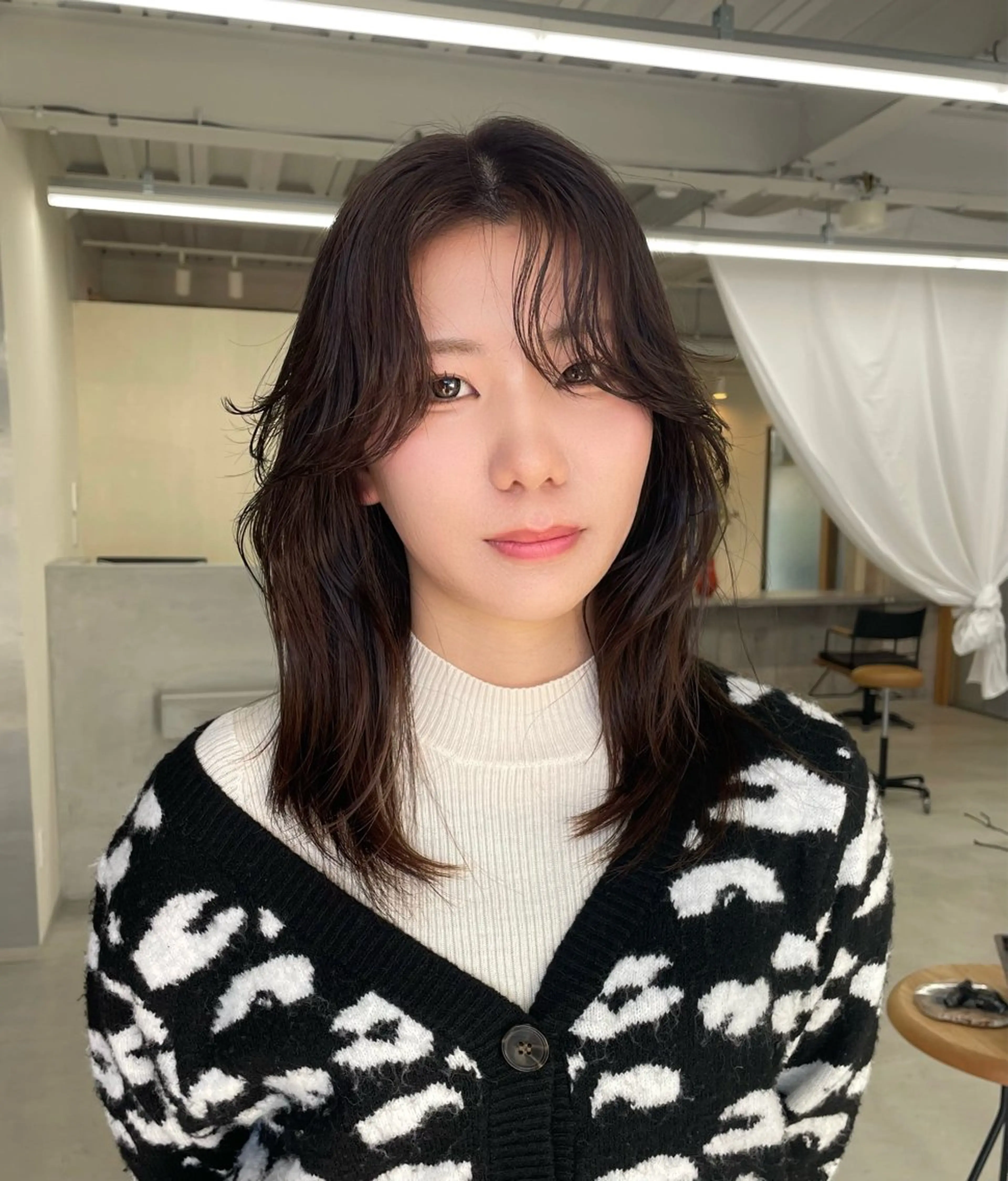 ミディアム カラー くせ毛 顔まわりレイヤー 顔周りカット レイヤーカット カット ヘアカラー 錦 茉李 @lm.mari03のヘアスタイル