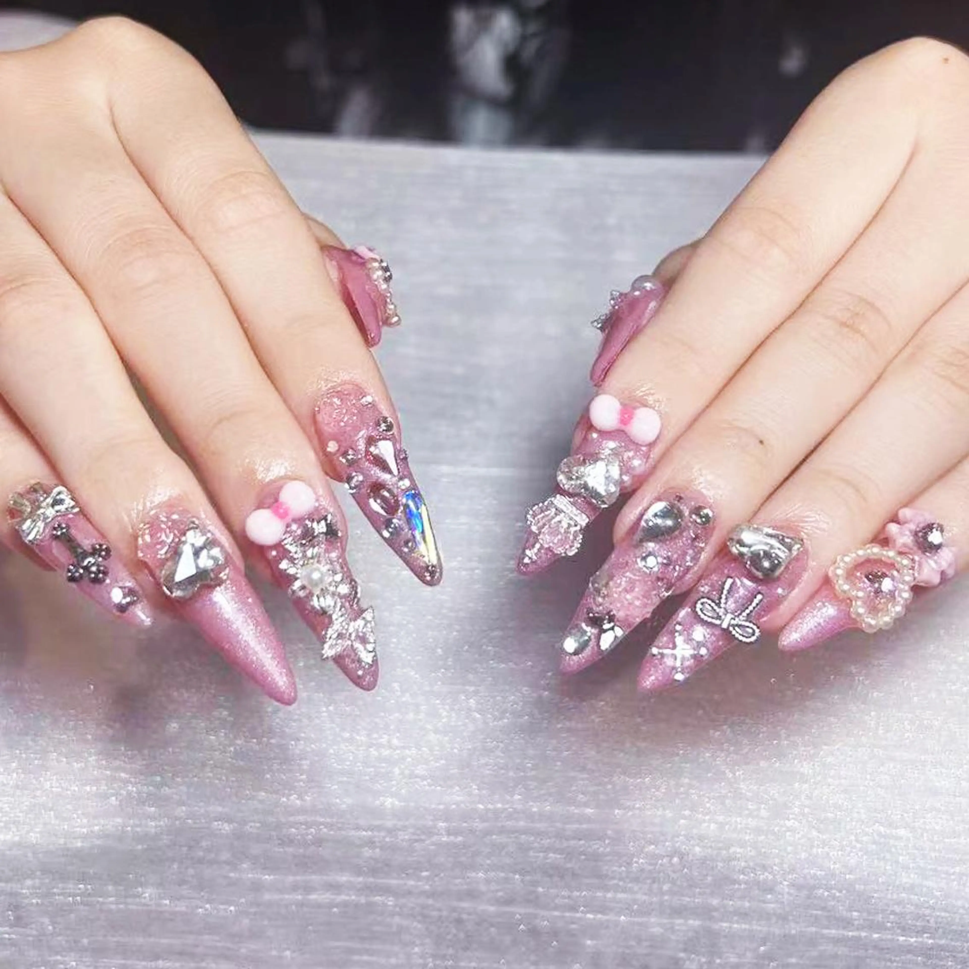 ネイル アートネイル オーロラネイル ガーリー キラキラネイル マグネットネイル ハンドネイル DIAMOND 💅のネイルデザイン