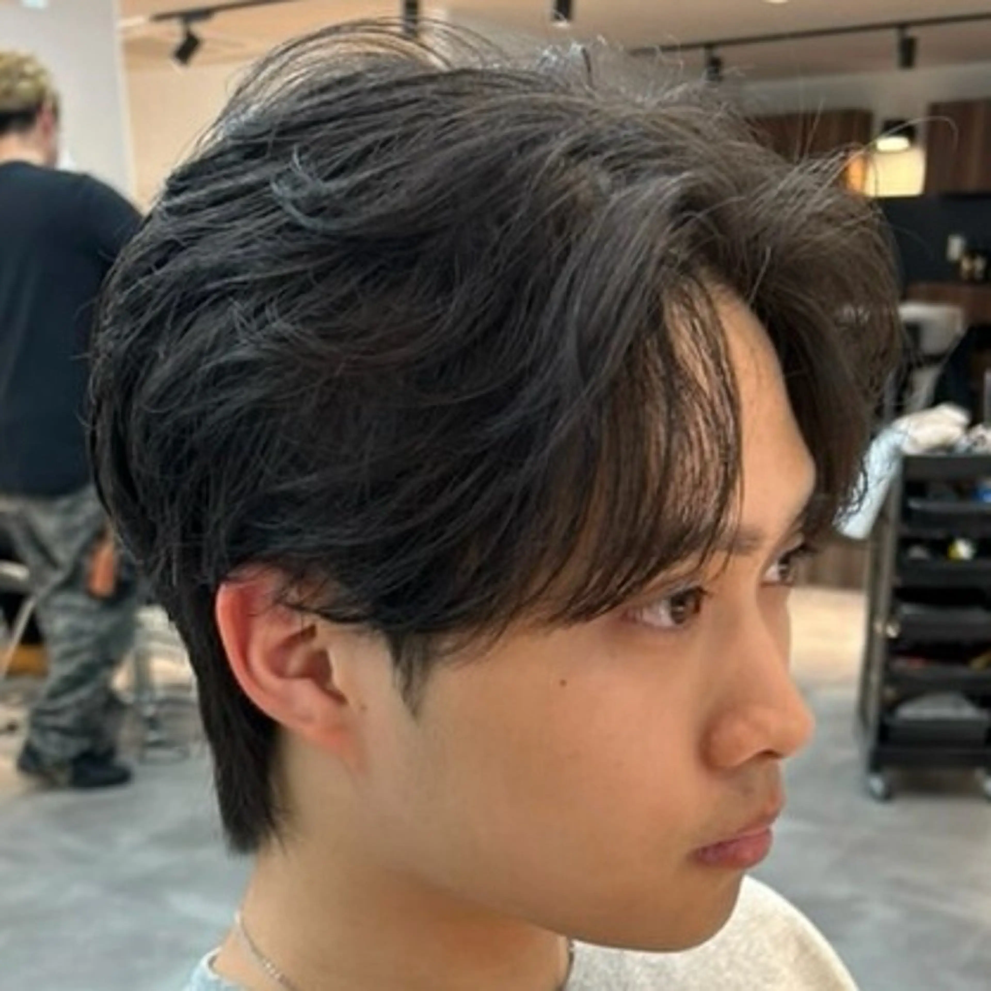 パーマ メンズ センターパート フェザーパーマ メンズ韓国風 メンズパーマ ニュアンスパーマ カット パーマ 男の理想を叶える🔥 メンズパーマ特化｜関のヘアスタイル