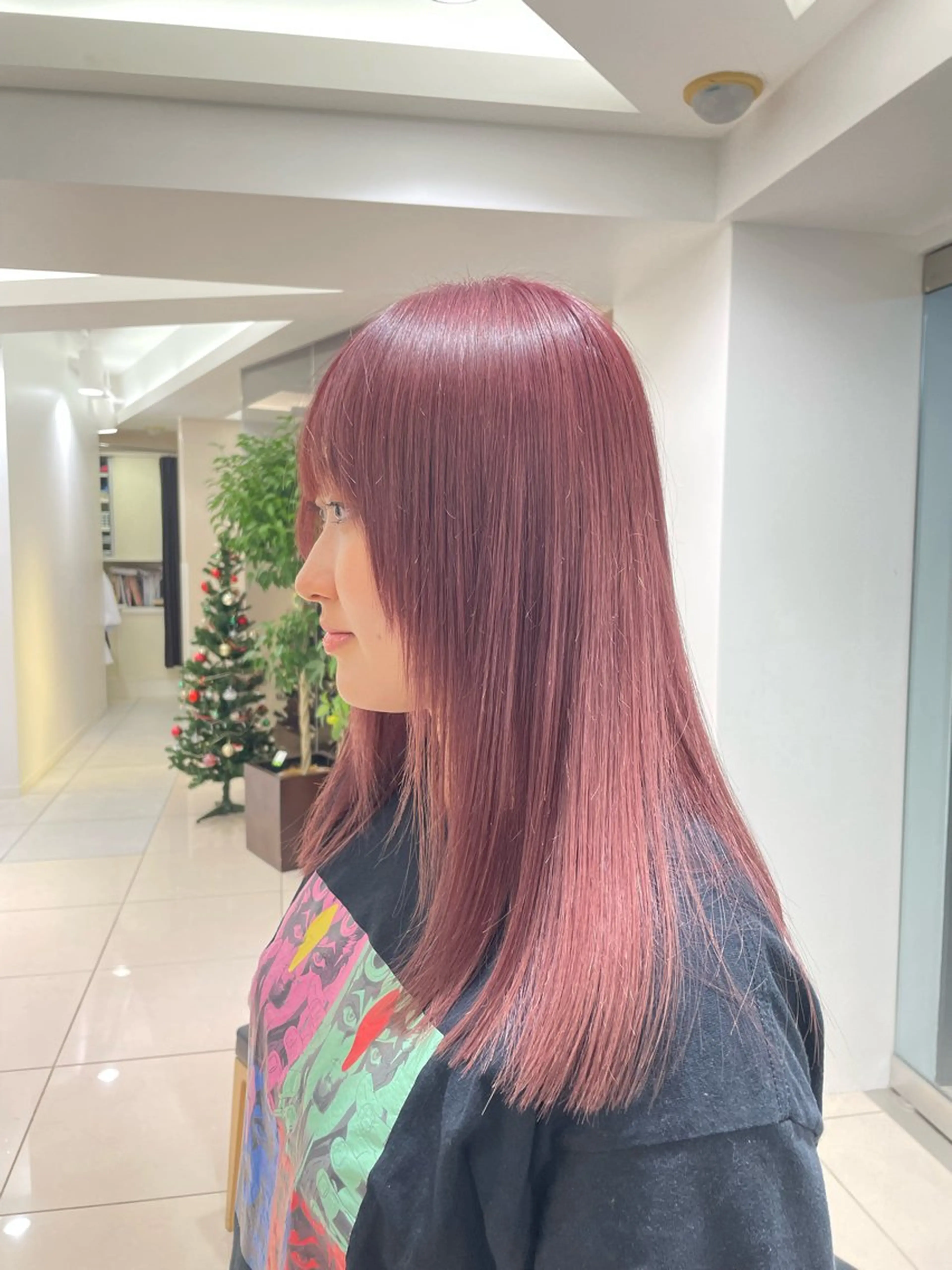 カラー ブリーチ カシス ピンクカラー 小池 夏生のヘアスタイル