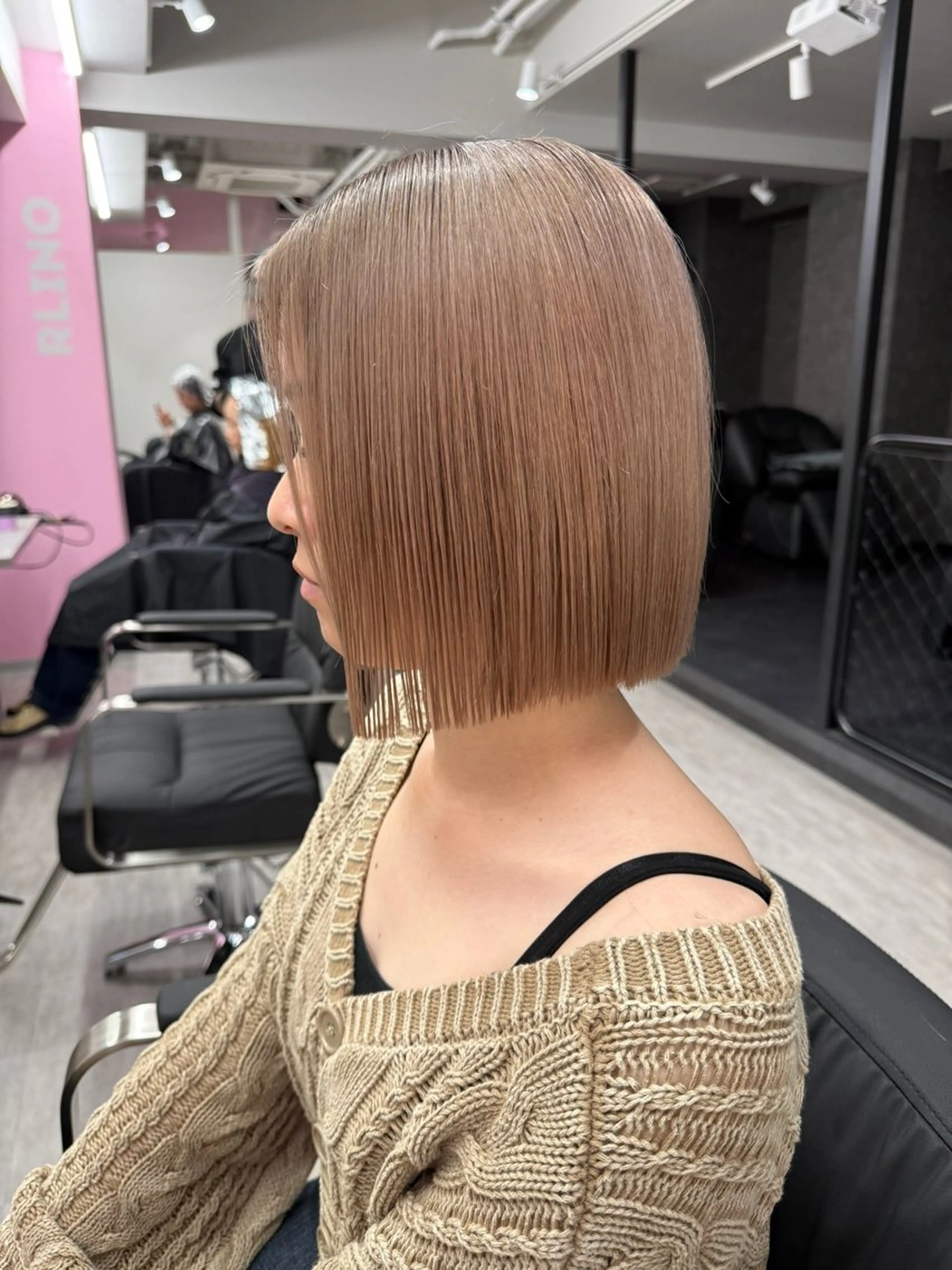 ショート カラー 切りっぱなしボブ ボブ REN/ケアブリーチ /ハイトーン/名駅のヘアスタイル