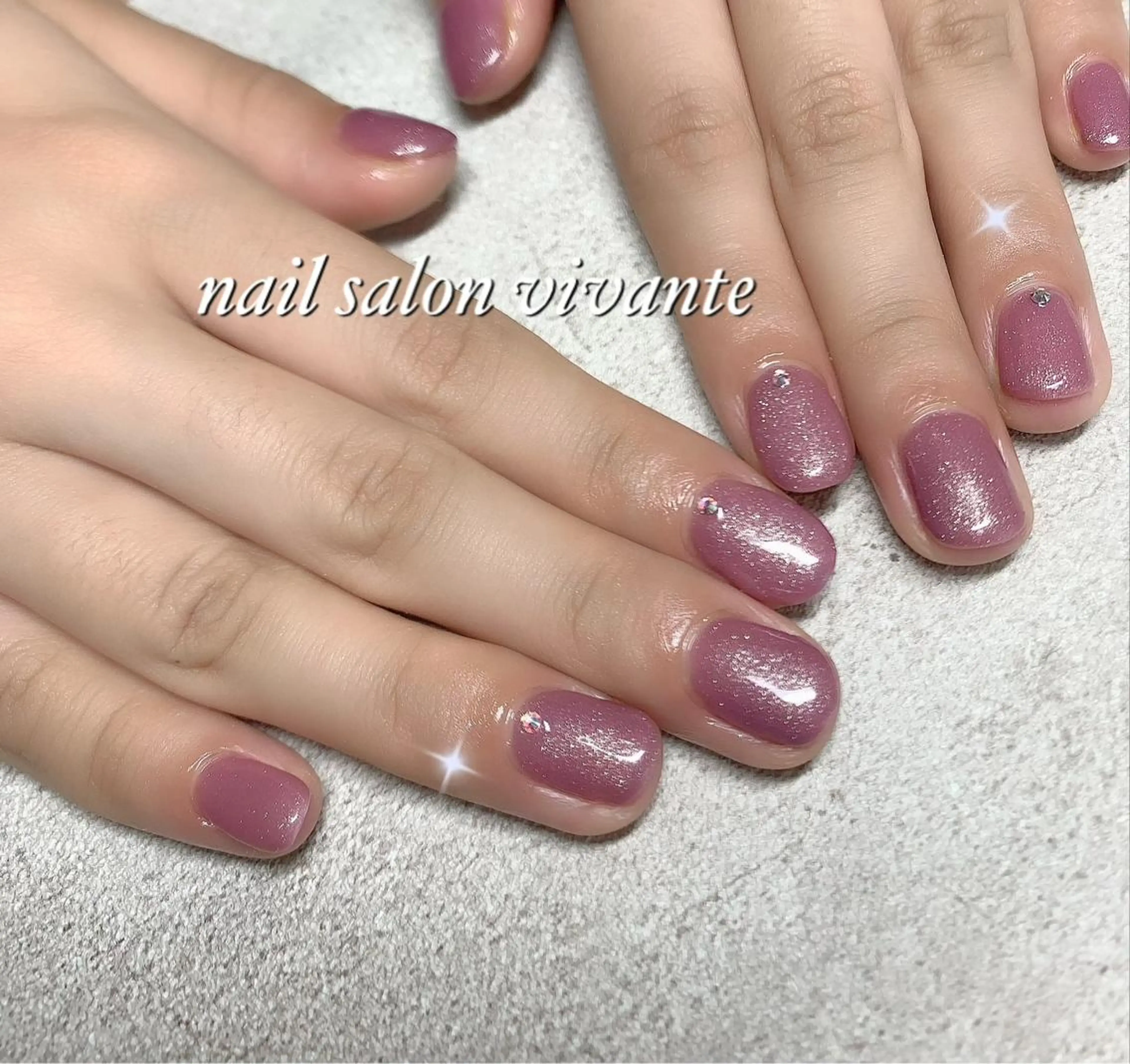 ネイル オーロラネイル ラメ(グリッター) ワンカラーネイル ストーンネイル nail salon vivante所属・nail salon vivanteのネイルデザイン