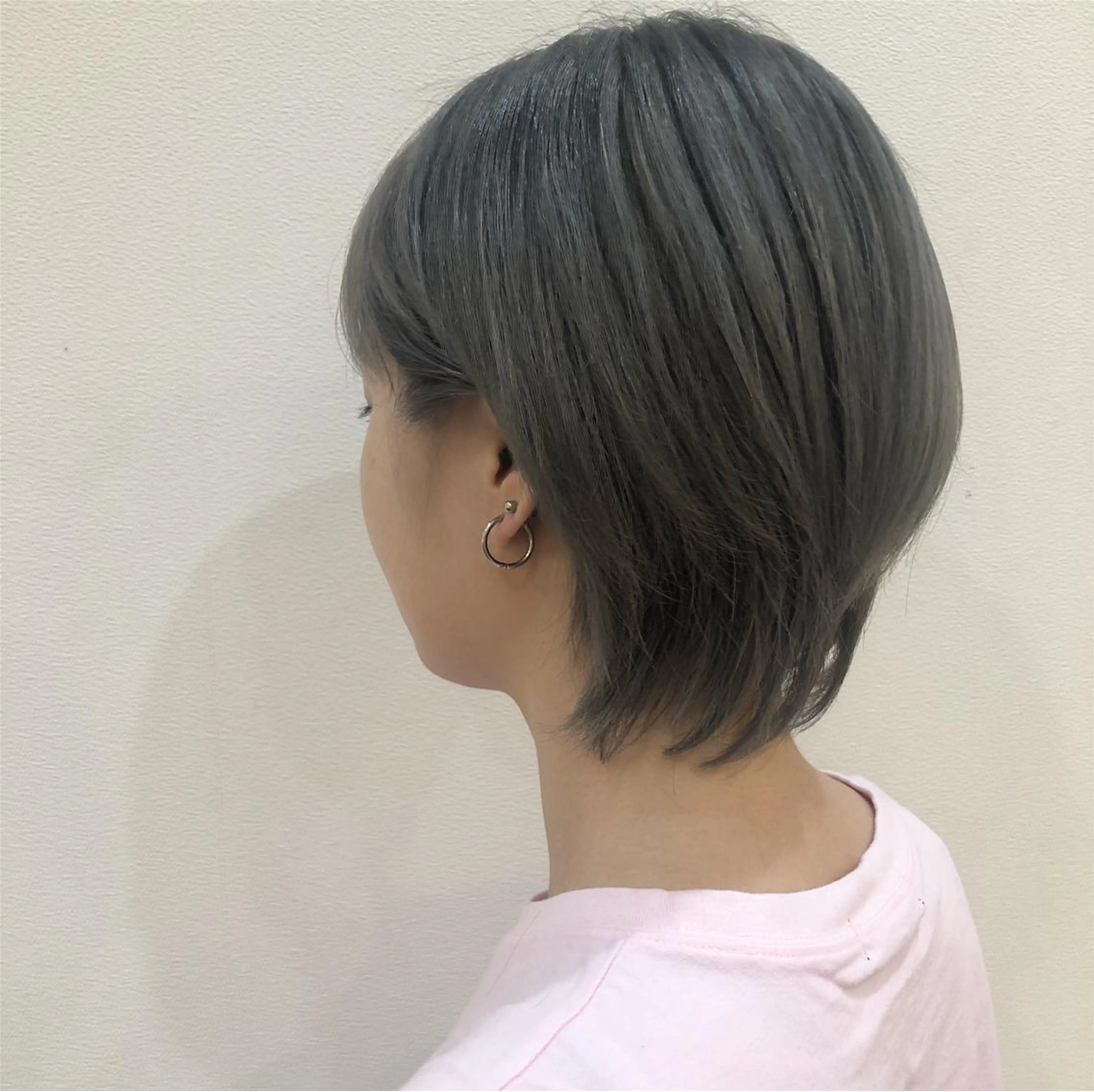 ショート カラー 内田温子大人女性 ハイライト、ボブのヘアスタイル