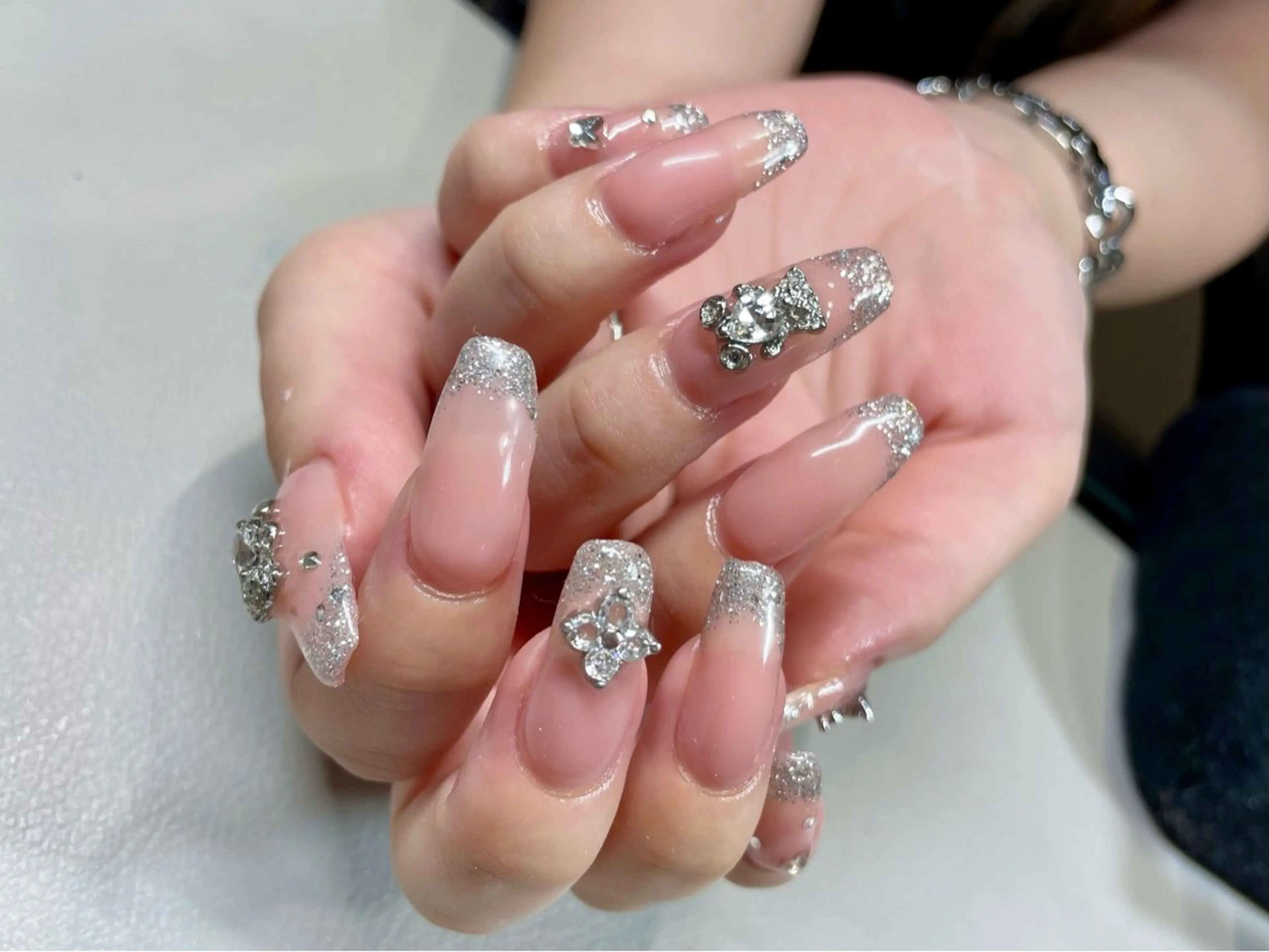 ネイル フラッシュネイル フレンチネイル ラメ(グリッター) シルバー ハンドネイル jujur HARUKA🌸のネイルデザイン