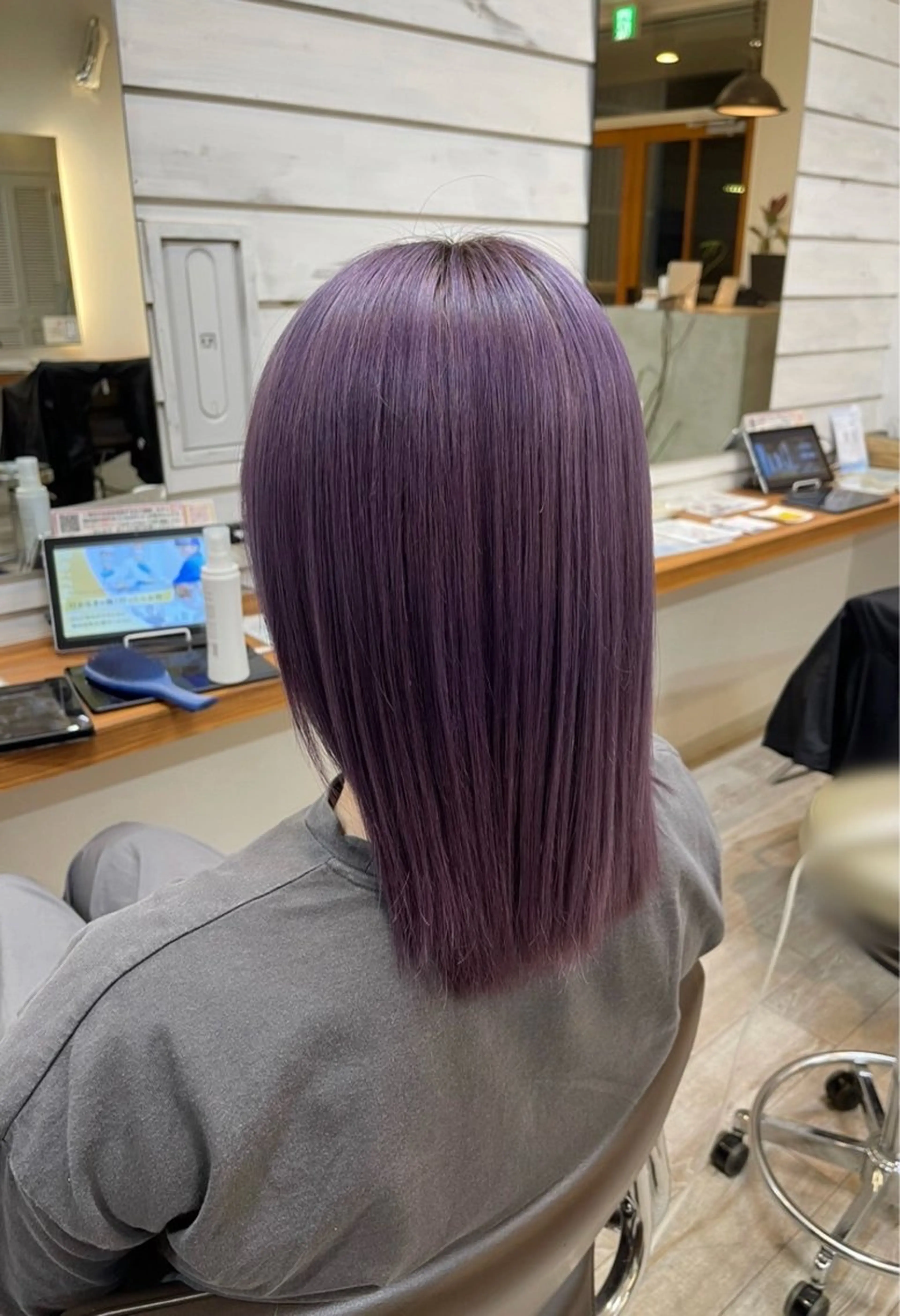 ミディアム パープルカラー 大谷 歩未のヘアスタイル