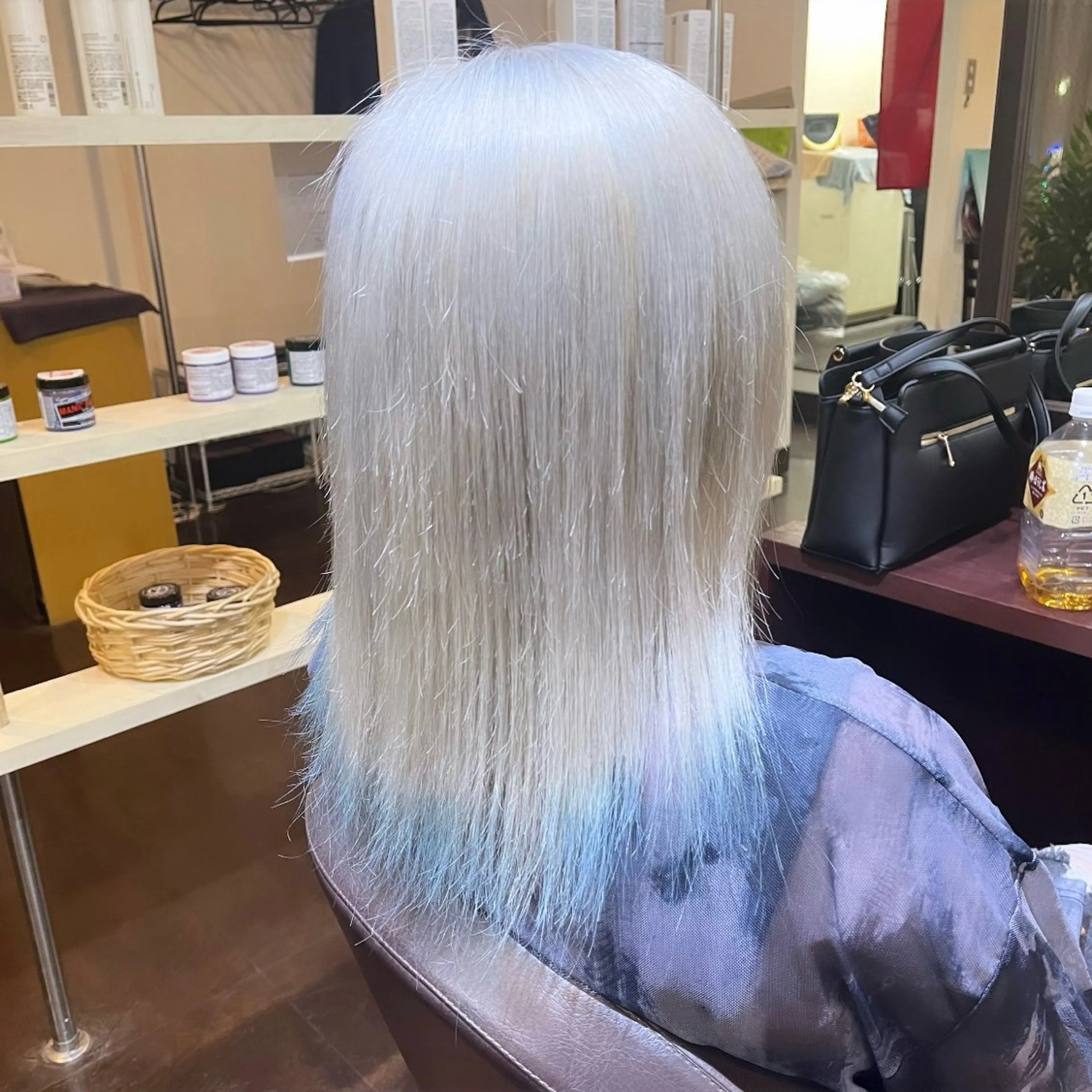 ミディアム カラー ブリーチ ブルーカラー シルバー エクステ ヘアカラー トリートメント 編み込みエクステ/ ハイトーン りょすけのヘアスタイル