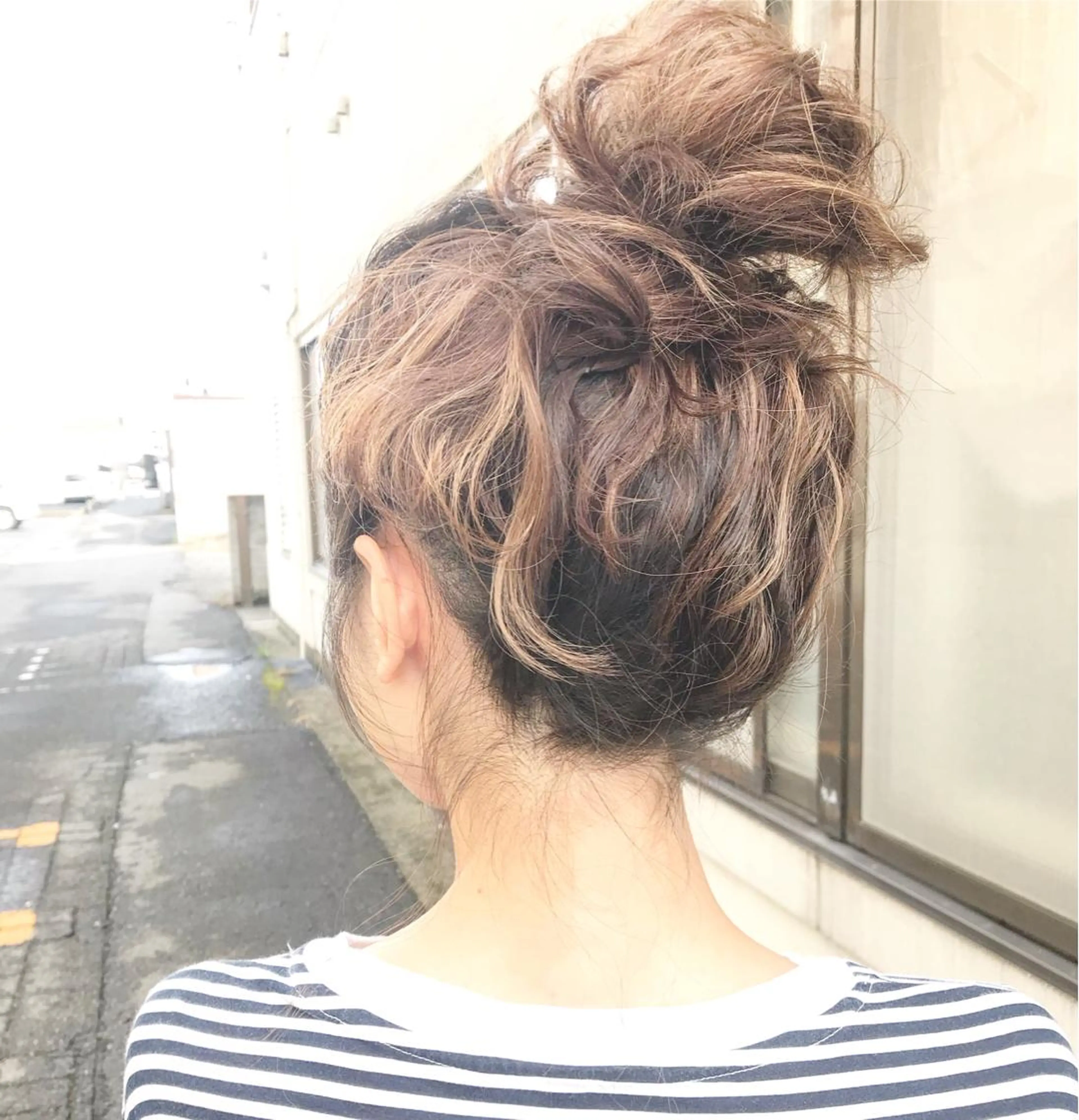 ミディアム カラー ヘアアレンジ お団子ヘア 切りっぱなしボブ バレイヤージュ ブリーチ グラデーションカラー Mariana/ 鶴原-ハイライトのヘアスタイル